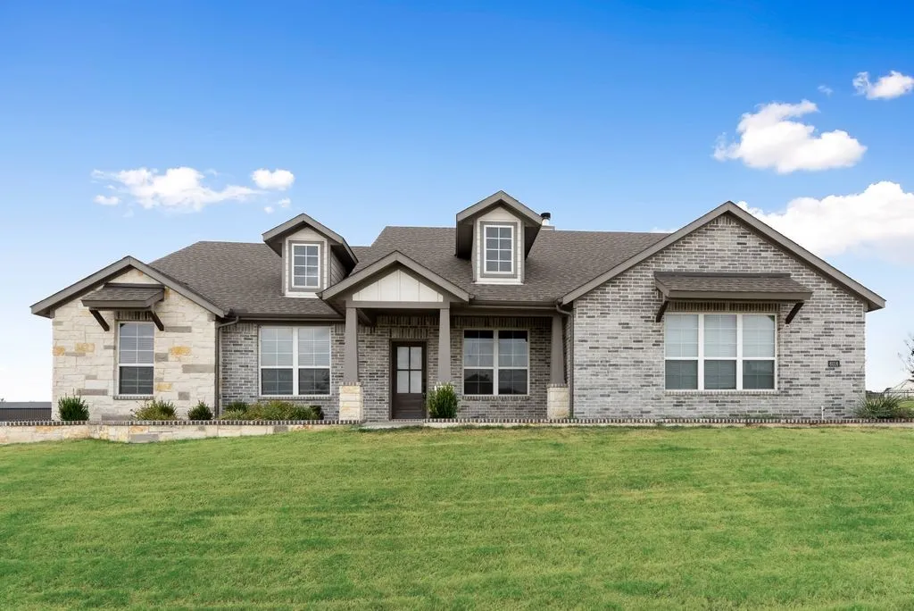 Single Family Residence For Sale in Parker County , 6016 Ember Crest Drive, Weatherford, Texas 76085, 4 Bedroom, 2 Bathroom, 2 Garage spaces, 2,229 Sqft, built in 2021, mls#21371272, Real Estate Agent in Weatherford, Homes For Sale in Parker county, Homes For Sale in Weatherford, Realtor in Weatherford Texas, Real Estate Brokerage Independent Realty Texas, Luminita Cordes Realtor