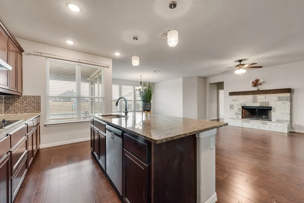 Single Family Residence For Sale in Parker County , 6016 Ember Crest Drive, Weatherford, Texas 76085, 4 Bedroom, 2 Bathroom, 2 Garage spaces, 2,229 Sqft, built in 2021, mls#21371272, Real Estate Agent in Weatherford, Homes For Sale in Parker county, Homes For Sale in Weatherford, Realtor in Weatherford Texas, Real Estate Brokerage Independent Realty Texas, Luminita Cordes Realtor