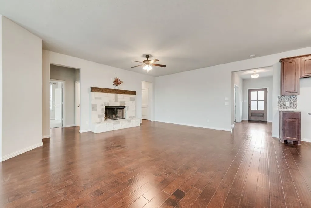 Single Family Residence For Sale in Parker County , 6016 Ember Crest Drive, Weatherford, Texas 76085, 4 Bedroom, 2 Bathroom, 2 Garage spaces, 2,229 Sqft, built in 2021, mls#21371272, Real Estate Agent in Weatherford, Homes For Sale in Parker county, Homes For Sale in Weatherford, Realtor in Weatherford Texas, Real Estate Brokerage Independent Realty Texas, Luminita Cordes Realtor