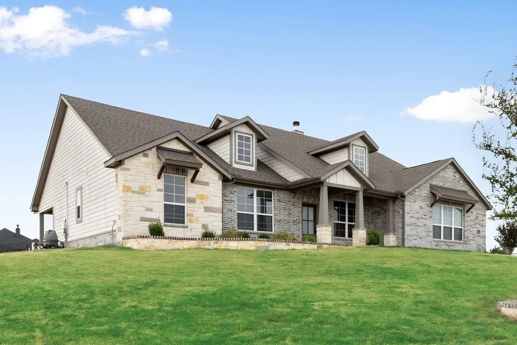 Single Family Residence For Sale in Parker County , 6016 Ember Crest Drive, Weatherford, Texas 76085, 4 Bedroom, 2 Bathroom, 2 Garage spaces, 2,229 Sqft, built in 2021, mls#21371272, Real Estate Agent in Weatherford, Homes For Sale in Parker county, Homes For Sale in Weatherford, Realtor in Weatherford Texas, Real Estate Brokerage Independent Realty Texas, Luminita Cordes Realtor