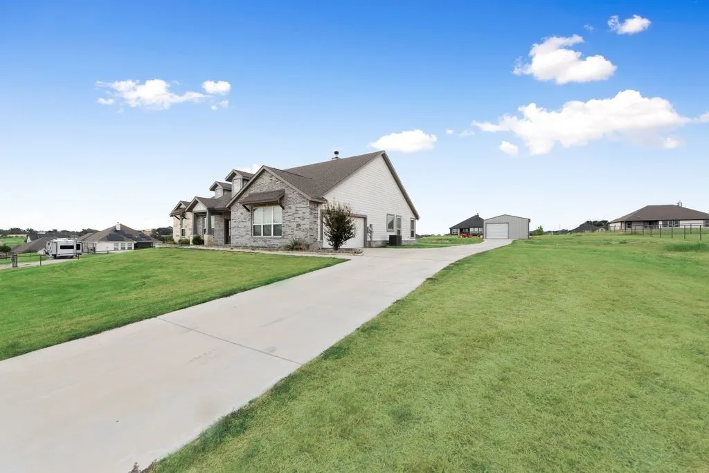 Single Family Residence For Sale in Parker County , 6016 Ember Crest Drive, Weatherford, Texas 76085, 4 Bedroom, 2 Bathroom, 2 Garage spaces, 2,229 Sqft, built in 2021, mls#21371272, Real Estate Agent in Weatherford, Homes For Sale in Parker county, Homes For Sale in Weatherford, Realtor in Weatherford Texas, Real Estate Brokerage Independent Realty Texas, Luminita Cordes Realtor