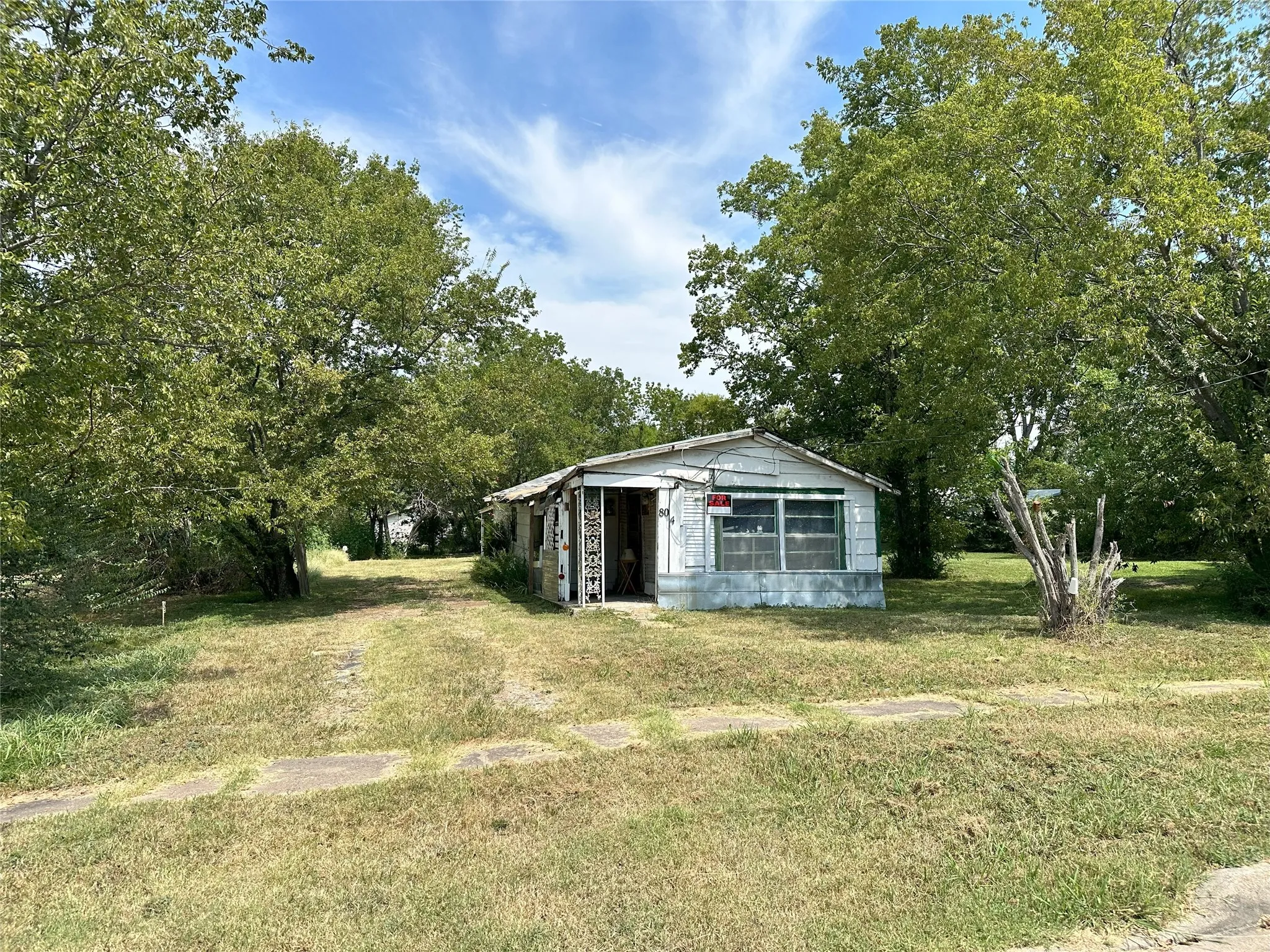 Single Family Residence For Sale in Navarro County , 804 E 12th Avenue, Corsicana, Texas 75110, 2 Bedroom, 1 Bathroom, Garage spaces, 932 Sqft, built in 1935, mls#21371377, Real Estate Agent in Corsicana, Homes For Sale in Navarro county, Homes For Sale in Corsicana, Realtor in Corsicana Texas, Real Estate Brokerage Independent Realty Texas, Luminita Cordes Realtor