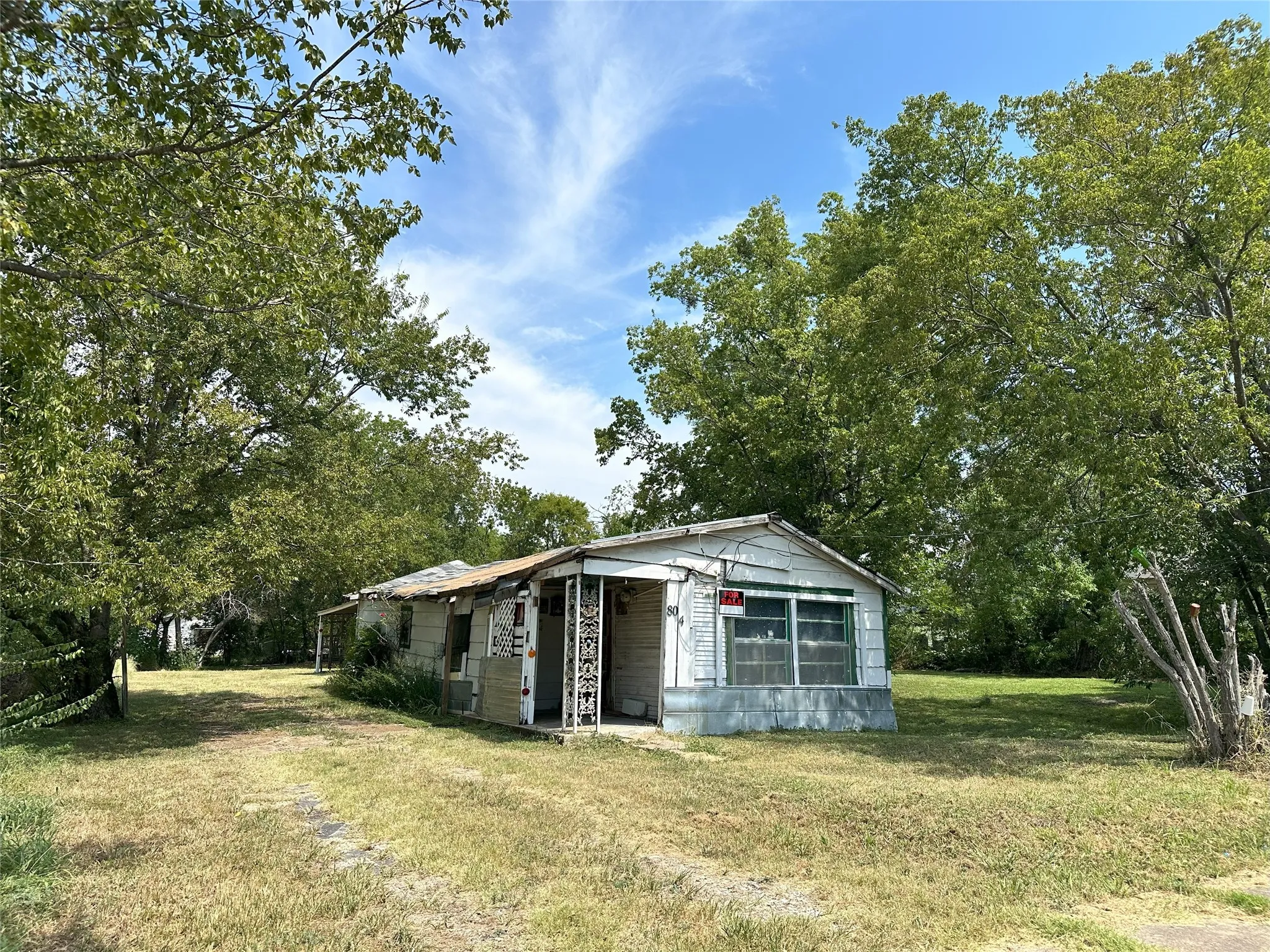 Single Family Residence For Sale in Navarro County , 804 E 12th Avenue, Corsicana, Texas 75110, 2 Bedroom, 1 Bathroom, Garage spaces, 932 Sqft, built in 1935, mls#21371377, Real Estate Agent in Corsicana, Homes For Sale in Navarro county, Homes For Sale in Corsicana, Realtor in Corsicana Texas, Real Estate Brokerage Independent Realty Texas, Luminita Cordes Realtor
