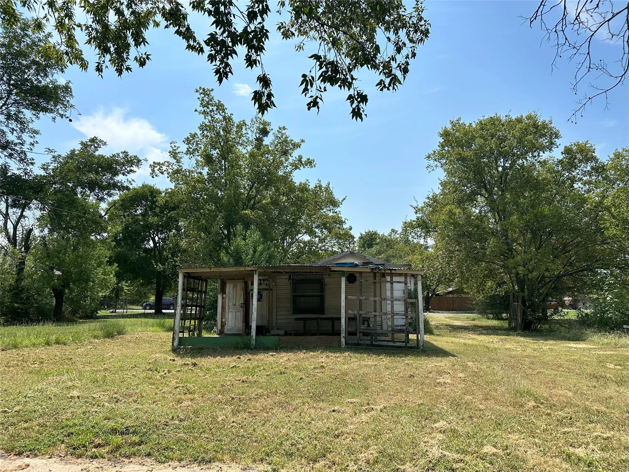 Single Family Residence For Sale in Navarro County , 804 E 12th Avenue, Corsicana, Texas 75110, 2 Bedroom, 1 Bathroom, Garage spaces, 932 Sqft, built in 1935, mls#21371377, Real Estate Agent in Corsicana, Homes For Sale in Navarro county, Homes For Sale in Corsicana, Realtor in Corsicana Texas, Real Estate Brokerage Independent Realty Texas, Luminita Cordes Realtor