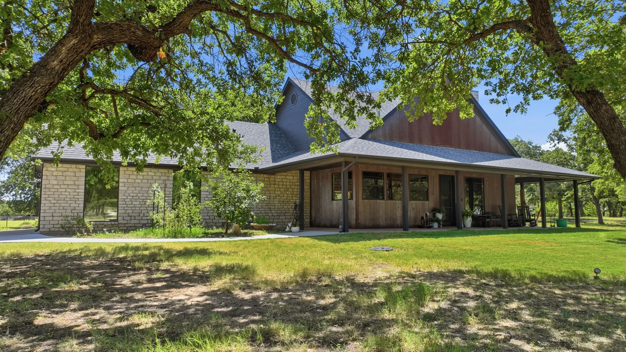 Farm For Sale in Hood County , 3424 Calico Court, Granbury, Texas 76048, 3 Bedroom, 3 Bathroom, 2 Garage spaces, 2,636 Sqft, built in 2000, mls#21371387, Real Estate Agent in Granbury, Homes For Sale in Hood county, Homes For Sale in Granbury, Realtor in Granbury Texas, Real Estate Brokerage Independent Realty Texas, Luminita Cordes Realtor
