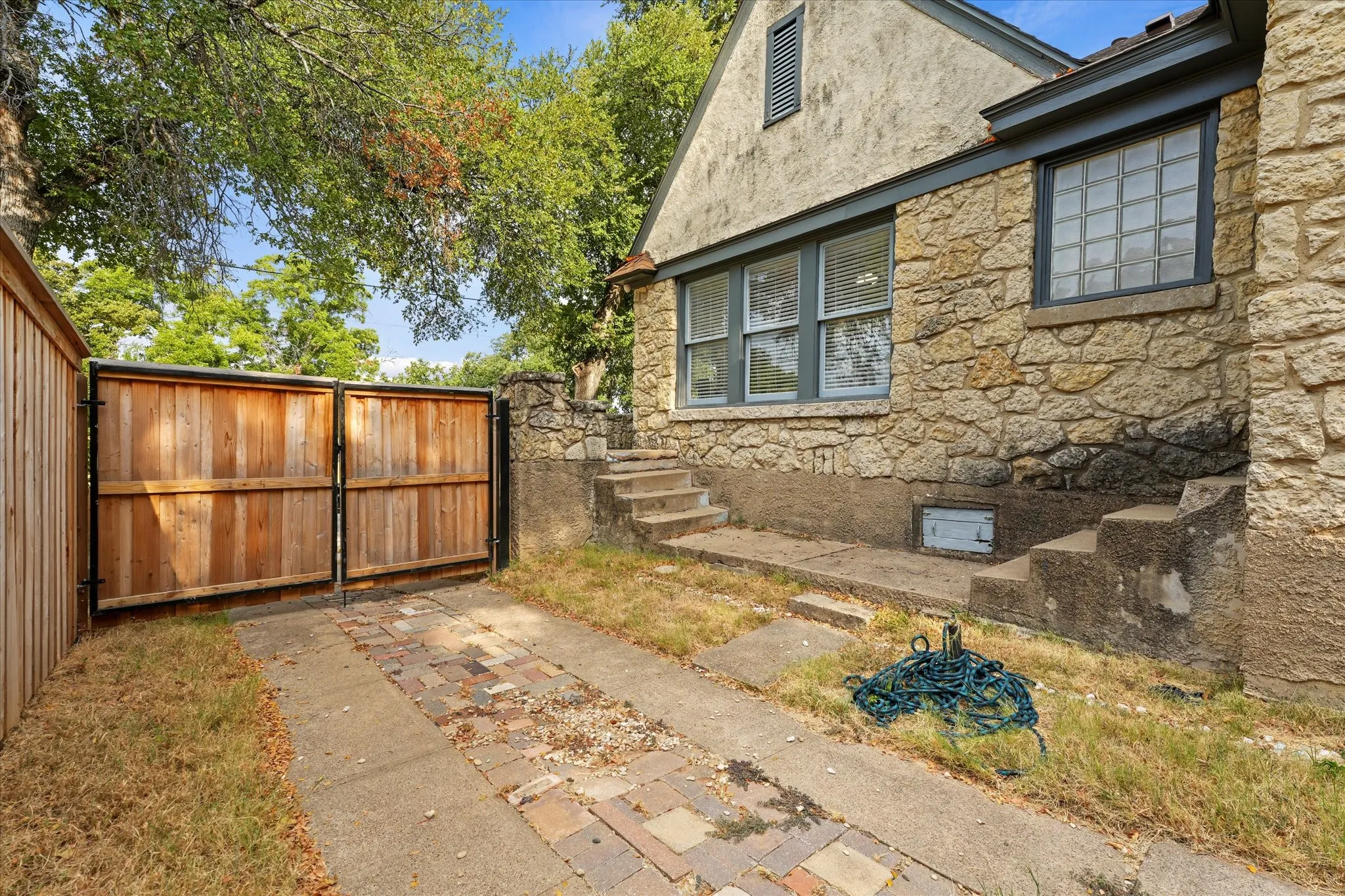 Single Family Residence For Sale in Dallas County , 708 Blaylock Drive, Dallas, Texas 75203, 3 Bedroom, 2 Bathroom, Garage spaces, 1,246 Sqft, built in 1948, mls#21371281, Real Estate Agent in Dallas, Homes For Sale in Dallas county, Homes For Sale in Dallas, Realtor in Dallas Texas, Real Estate Brokerage Independent Realty Texas, Luminita Cordes Realtor