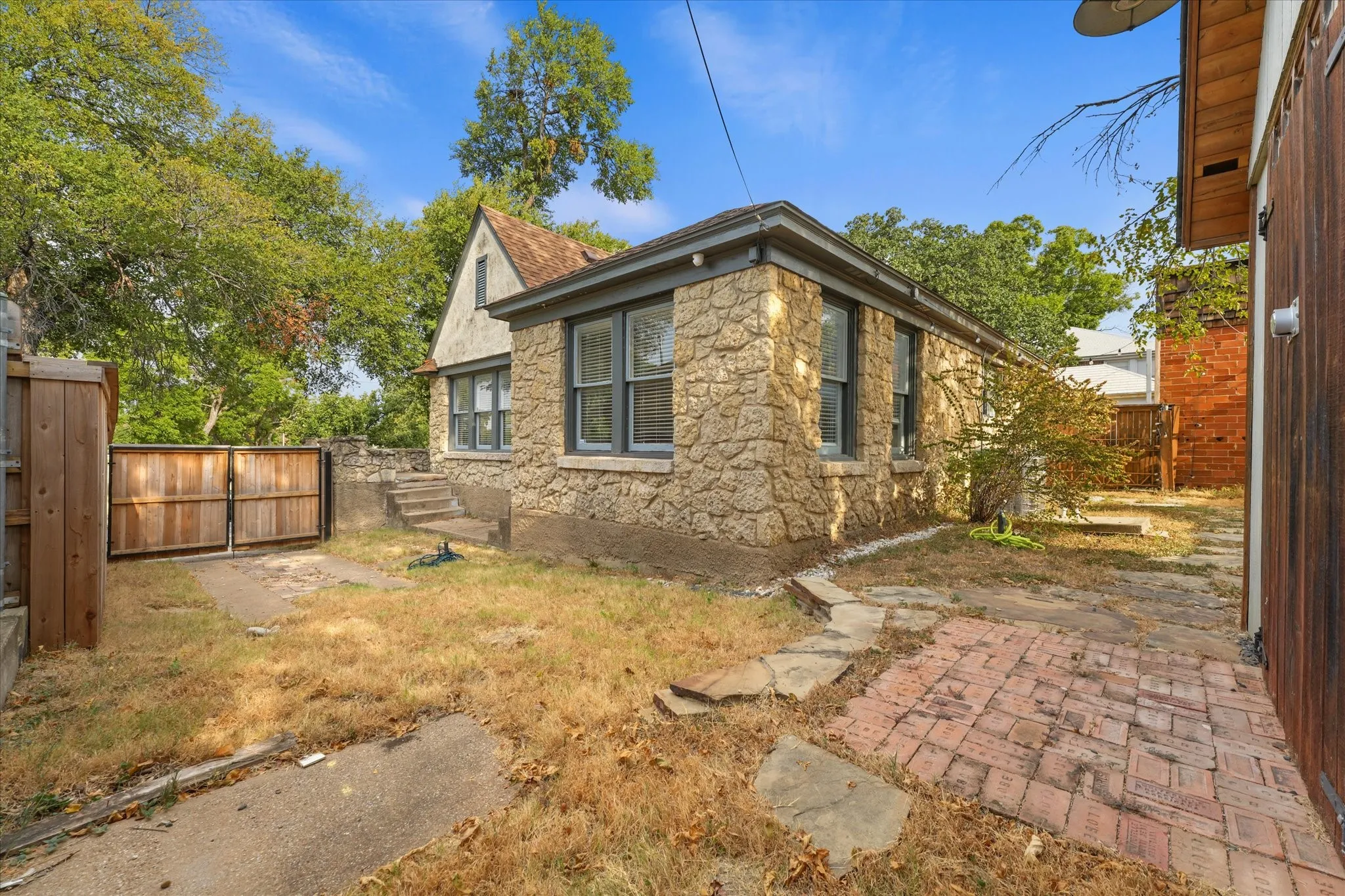Single Family Residence For Sale in Dallas County , 708 Blaylock Drive, Dallas, Texas 75203, 3 Bedroom, 2 Bathroom, Garage spaces, 1,246 Sqft, built in 1948, mls#21371281, Real Estate Agent in Dallas, Homes For Sale in Dallas county, Homes For Sale in Dallas, Realtor in Dallas Texas, Real Estate Brokerage Independent Realty Texas, Luminita Cordes Realtor