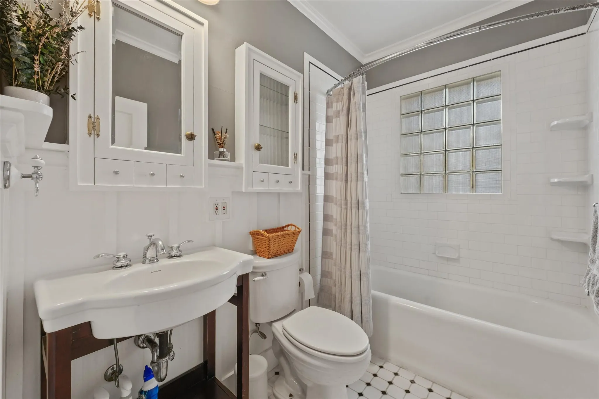 Single Family Residence For Sale in Dallas County , 708 Blaylock Drive, Dallas, Texas 75203, 3 Bedroom, 2 Bathroom, Garage spaces, 1,246 Sqft, built in 1948, mls#21371281, Real Estate Agent in Dallas, Homes For Sale in Dallas county, Homes For Sale in Dallas, Realtor in Dallas Texas, Real Estate Brokerage Independent Realty Texas, Luminita Cordes Realtor