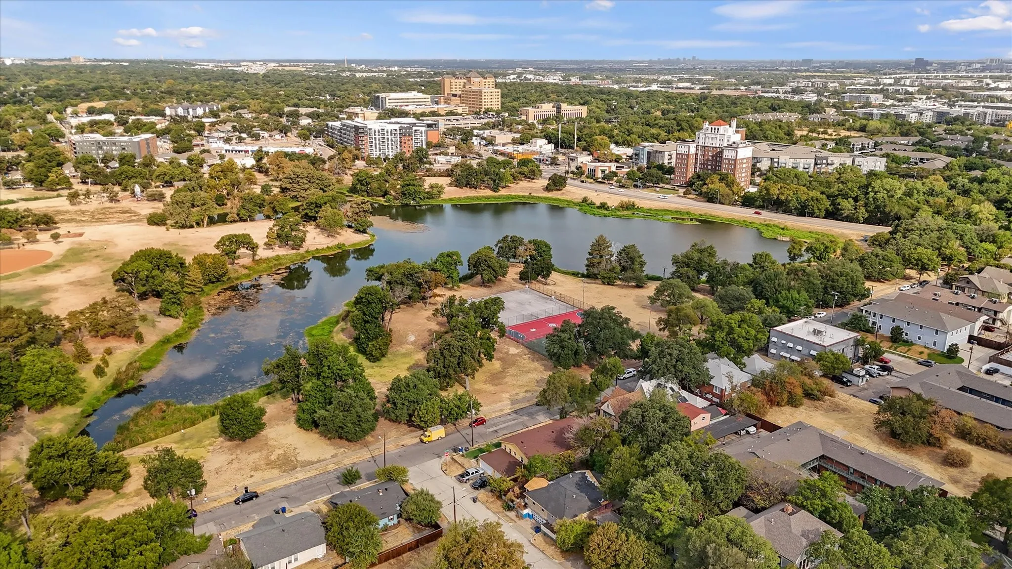 Single Family Residence For Sale in Dallas County , 708 Blaylock Drive, Dallas, Texas 75203, 3 Bedroom, 2 Bathroom, Garage spaces, 1,246 Sqft, built in 1948, mls#21371281, Real Estate Agent in Dallas, Homes For Sale in Dallas county, Homes For Sale in Dallas, Realtor in Dallas Texas, Real Estate Brokerage Independent Realty Texas, Luminita Cordes Realtor
