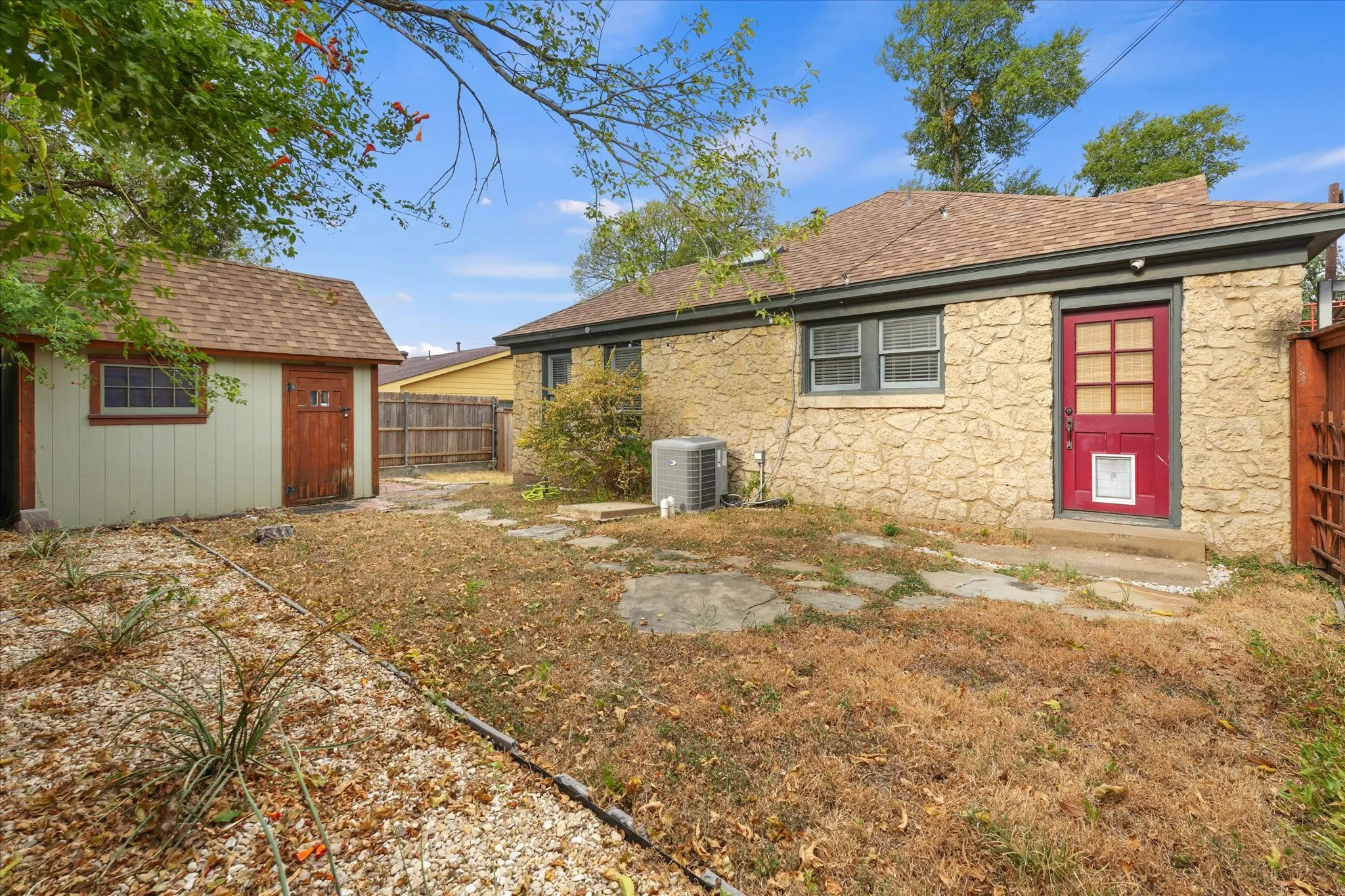 Single Family Residence For Sale in Dallas County , 708 Blaylock Drive, Dallas, Texas 75203, 3 Bedroom, 2 Bathroom, Garage spaces, 1,246 Sqft, built in 1948, mls#21371281, Real Estate Agent in Dallas, Homes For Sale in Dallas county, Homes For Sale in Dallas, Realtor in Dallas Texas, Real Estate Brokerage Independent Realty Texas, Luminita Cordes Realtor