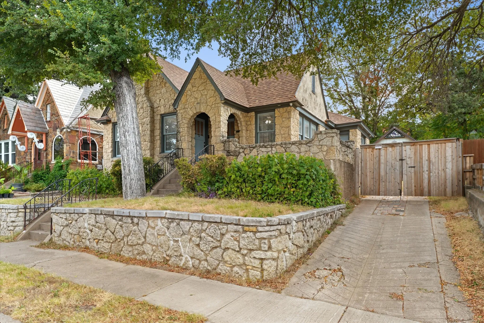 Single Family Residence For Sale in Dallas County , 708 Blaylock Drive, Dallas, Texas 75203, 3 Bedroom, 2 Bathroom, Garage spaces, 1,246 Sqft, built in 1948, mls#21371281, Real Estate Agent in Dallas, Homes For Sale in Dallas county, Homes For Sale in Dallas, Realtor in Dallas Texas, Real Estate Brokerage Independent Realty Texas, Luminita Cordes Realtor