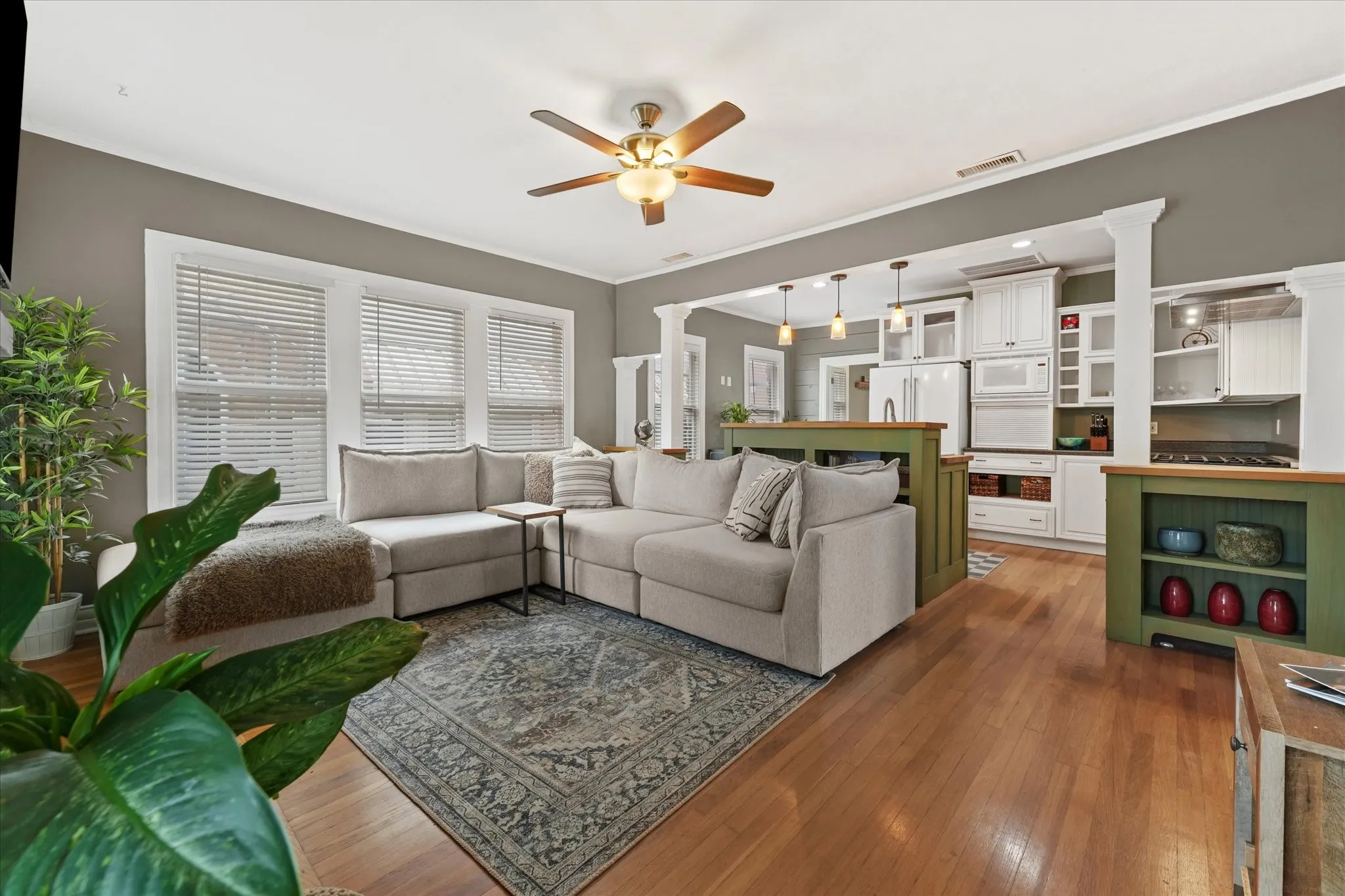 Single Family Residence For Sale in Dallas County , 708 Blaylock Drive, Dallas, Texas 75203, 3 Bedroom, 2 Bathroom, Garage spaces, 1,246 Sqft, built in 1948, mls#21371281, Real Estate Agent in Dallas, Homes For Sale in Dallas county, Homes For Sale in Dallas, Realtor in Dallas Texas, Real Estate Brokerage Independent Realty Texas, Luminita Cordes Realtor