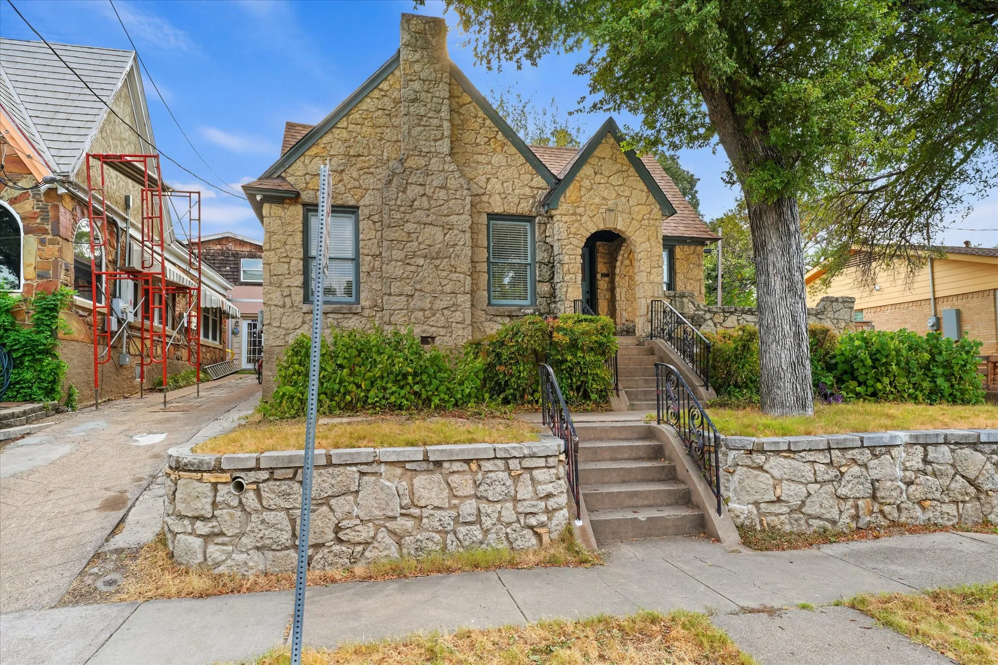 Single Family Residence For Sale in Dallas County , 708 Blaylock Drive, Dallas, Texas 75203, 3 Bedroom, 2 Bathroom, Garage spaces, 1,246 Sqft, built in 1948, mls#21371281, Real Estate Agent in Dallas, Homes For Sale in Dallas county, Homes For Sale in Dallas, Realtor in Dallas Texas, Real Estate Brokerage Independent Realty Texas, Luminita Cordes Realtor