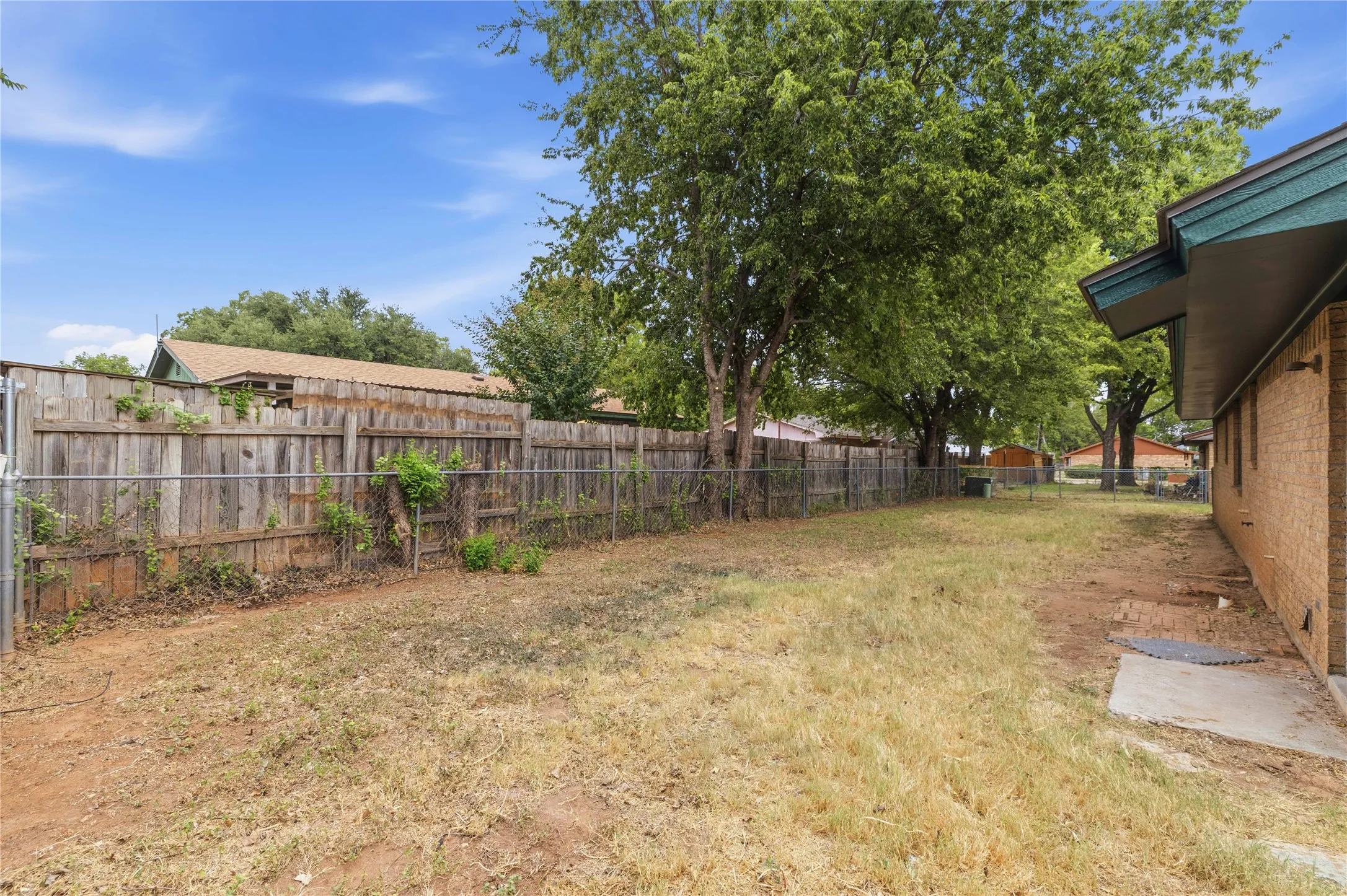 Single Family Residence For Sale in Brown County , 112 Orchard Drive, Early, Texas 76802, 2 Bedroom, 1 Bathroom, 1 Garage spaces, 975 Sqft, built in 1983, mls#21368614, Real Estate Agent in Early, Homes For Sale in Brown county, Homes For Sale in Early, Realtor in Early Texas, Real Estate Brokerage Independent Realty Texas, Luminita Cordes Realtor