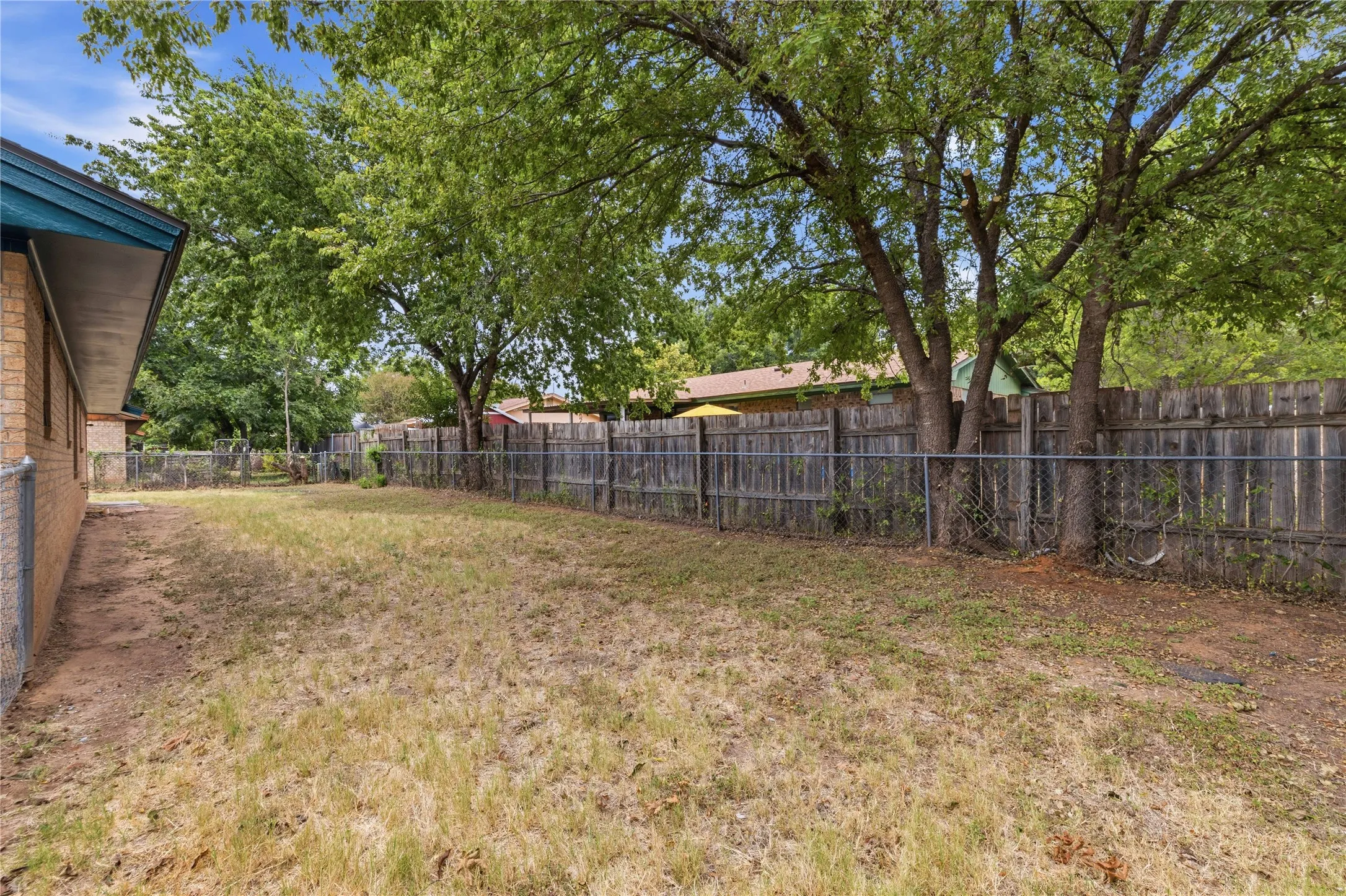 Single Family Residence For Sale in Brown County , 112 Orchard Drive, Early, Texas 76802, 2 Bedroom, 1 Bathroom, 1 Garage spaces, 975 Sqft, built in 1983, mls#21368614, Real Estate Agent in Early, Homes For Sale in Brown county, Homes For Sale in Early, Realtor in Early Texas, Real Estate Brokerage Independent Realty Texas, Luminita Cordes Realtor