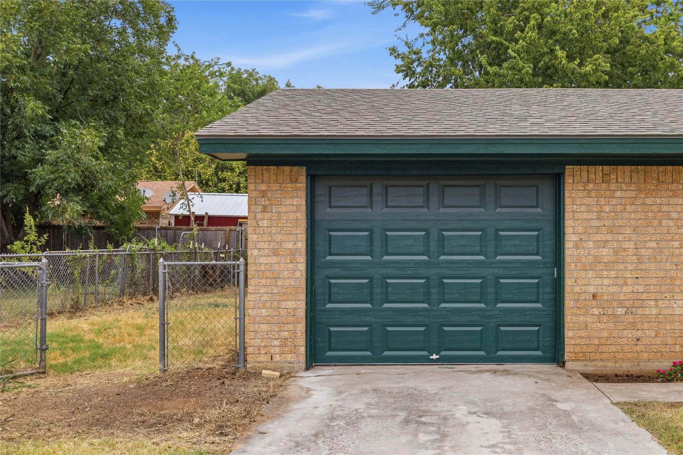 Single Family Residence For Sale in Brown County , 112 Orchard Drive, Early, Texas 76802, 2 Bedroom, 1 Bathroom, 1 Garage spaces, 975 Sqft, built in 1983, mls#21368614, Real Estate Agent in Early, Homes For Sale in Brown county, Homes For Sale in Early, Realtor in Early Texas, Real Estate Brokerage Independent Realty Texas, Luminita Cordes Realtor