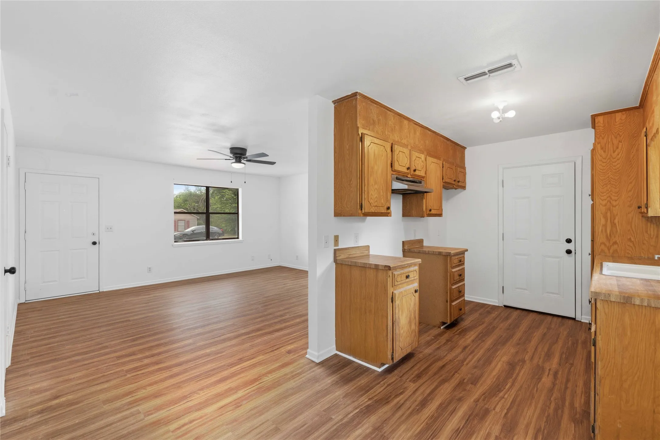 Single Family Residence For Sale in Brown County , 112 Orchard Drive, Early, Texas 76802, 2 Bedroom, 1 Bathroom, 1 Garage spaces, 975 Sqft, built in 1983, mls#21368614, Real Estate Agent in Early, Homes For Sale in Brown county, Homes For Sale in Early, Realtor in Early Texas, Real Estate Brokerage Independent Realty Texas, Luminita Cordes Realtor