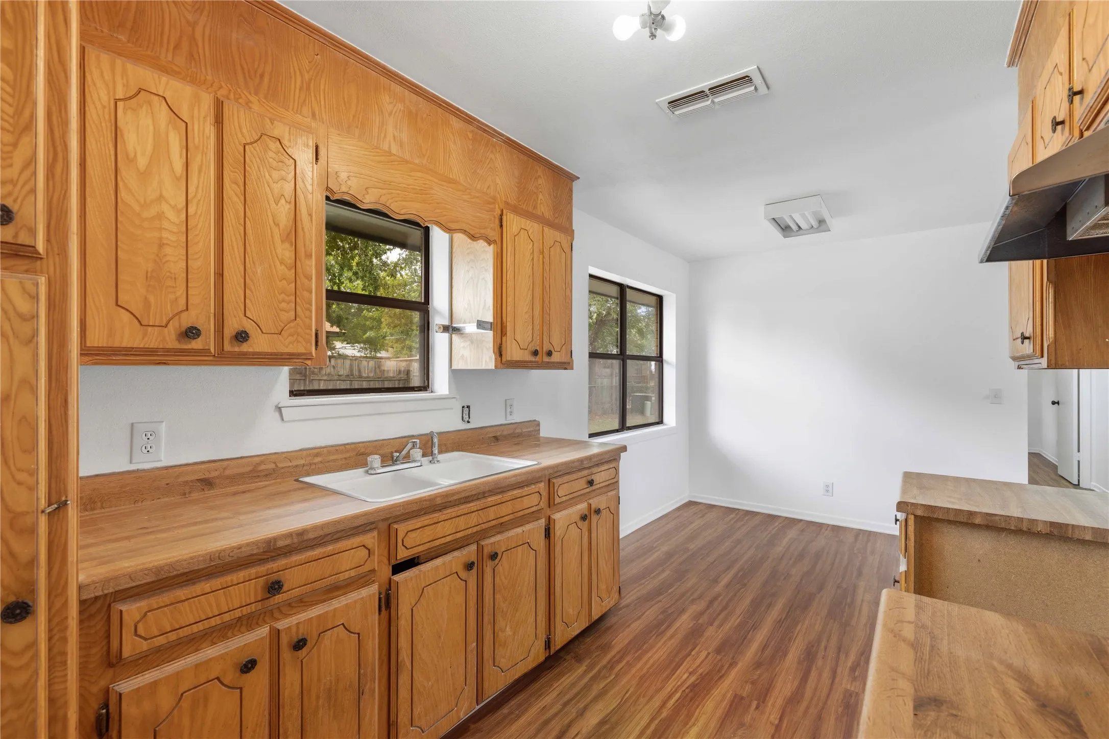 Single Family Residence For Sale in Brown County , 112 Orchard Drive, Early, Texas 76802, 2 Bedroom, 1 Bathroom, 1 Garage spaces, 975 Sqft, built in 1983, mls#21368614, Real Estate Agent in Early, Homes For Sale in Brown county, Homes For Sale in Early, Realtor in Early Texas, Real Estate Brokerage Independent Realty Texas, Luminita Cordes Realtor