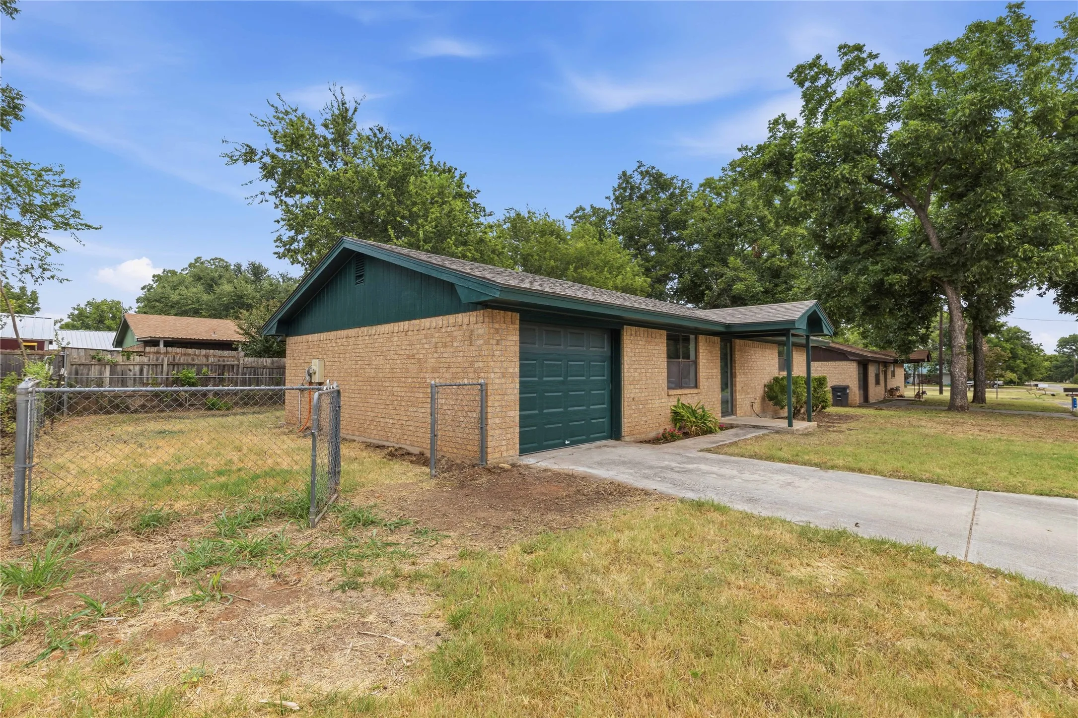 Single Family Residence For Sale in Brown County , 112 Orchard Drive, Early, Texas 76802, 2 Bedroom, 1 Bathroom, 1 Garage spaces, 975 Sqft, built in 1983, mls#21368614, Real Estate Agent in Early, Homes For Sale in Brown county, Homes For Sale in Early, Realtor in Early Texas, Real Estate Brokerage Independent Realty Texas, Luminita Cordes Realtor