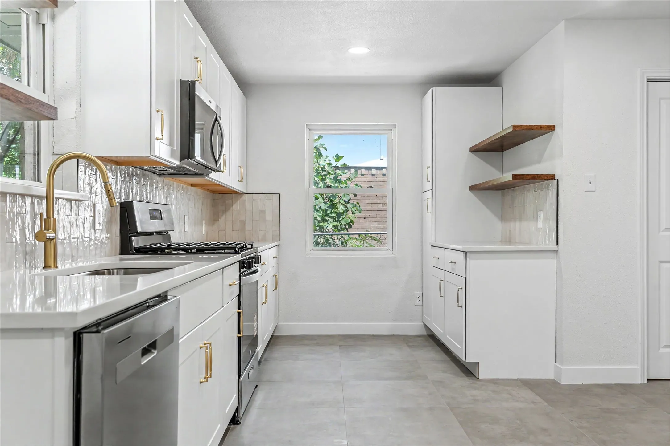 Single Family Residence For Sale in Dallas County , 2517 Livenshire Drive, Garland, Texas 75041, 3 Bedroom, 2 Bathroom, 2 Garage spaces, 1,425 Sqft, built in 1960, mls#21370305, Real Estate Agent in Garland, Homes For Sale in Dallas county, Homes For Sale in Garland, Realtor in Garland Texas, Real Estate Brokerage Independent Realty Texas, Luminita Cordes Realtor