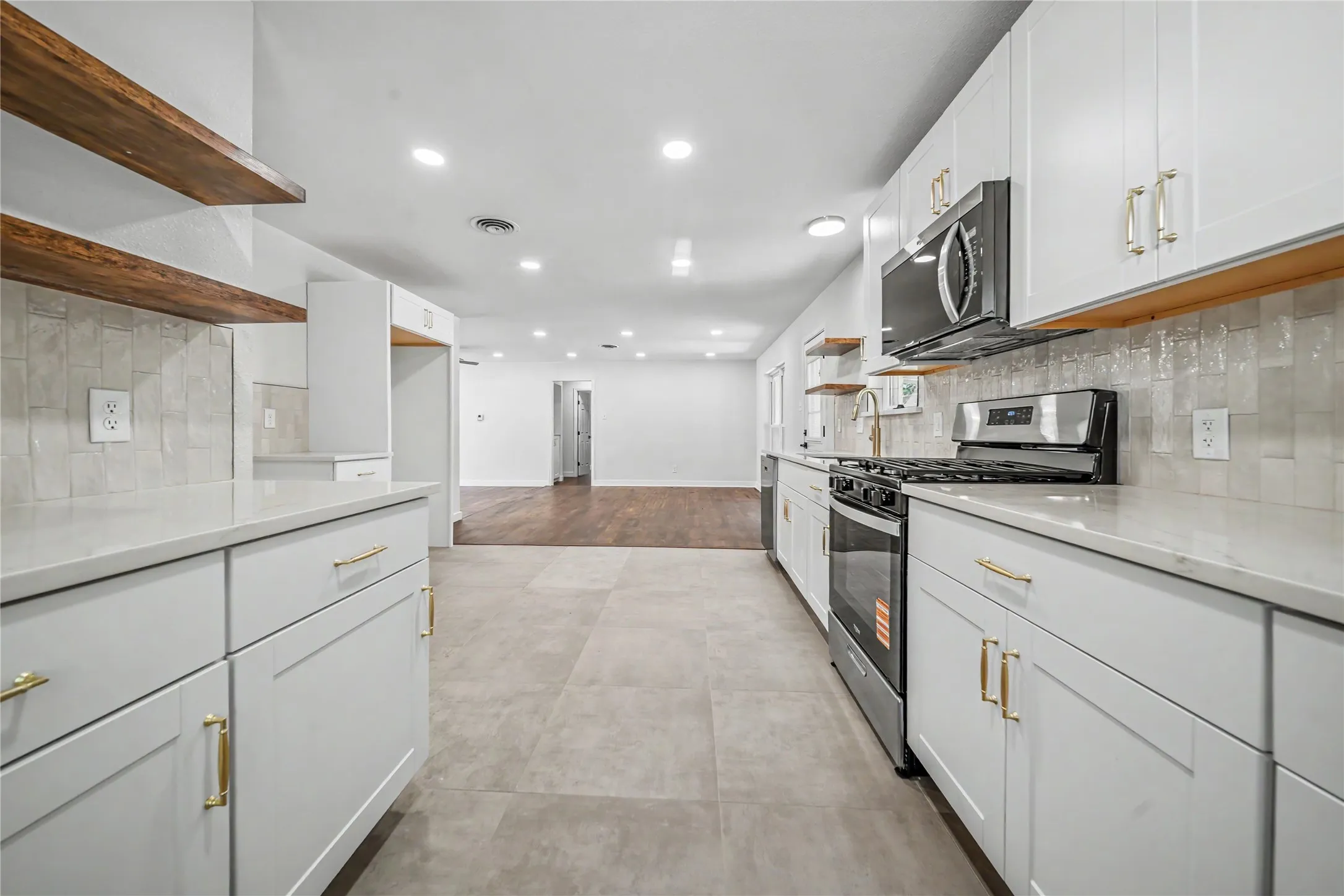 Single Family Residence For Sale in Dallas County , 2517 Livenshire Drive, Garland, Texas 75041, 3 Bedroom, 2 Bathroom, 2 Garage spaces, 1,425 Sqft, built in 1960, mls#21370305, Real Estate Agent in Garland, Homes For Sale in Dallas county, Homes For Sale in Garland, Realtor in Garland Texas, Real Estate Brokerage Independent Realty Texas, Luminita Cordes Realtor