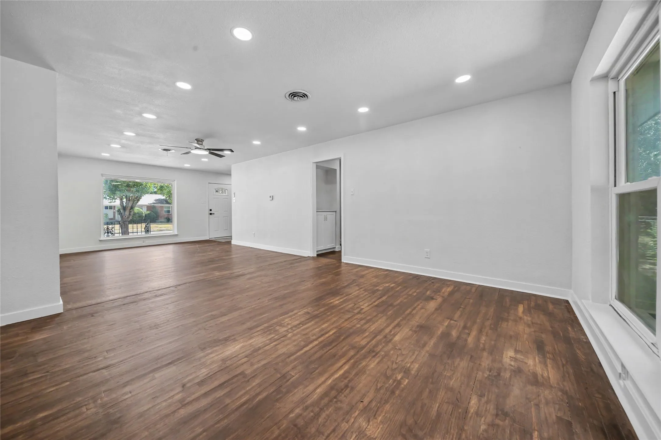 Single Family Residence For Sale in Dallas County , 2517 Livenshire Drive, Garland, Texas 75041, 3 Bedroom, 2 Bathroom, 2 Garage spaces, 1,425 Sqft, built in 1960, mls#21370305, Real Estate Agent in Garland, Homes For Sale in Dallas county, Homes For Sale in Garland, Realtor in Garland Texas, Real Estate Brokerage Independent Realty Texas, Luminita Cordes Realtor