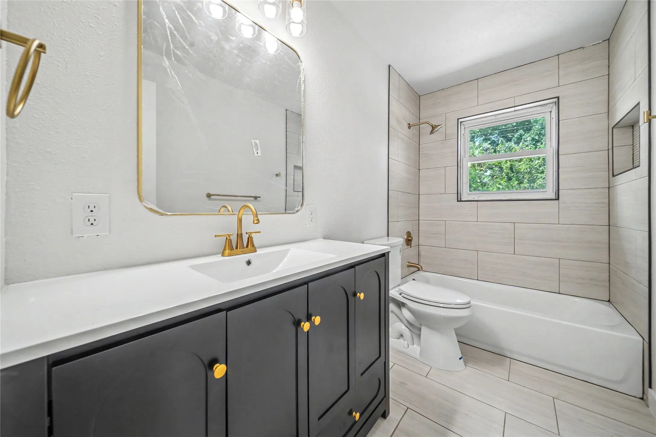 Single Family Residence For Sale in Dallas County , 2517 Livenshire Drive, Garland, Texas 75041, 3 Bedroom, 2 Bathroom, 2 Garage spaces, 1,425 Sqft, built in 1960, mls#21370305, Real Estate Agent in Garland, Homes For Sale in Dallas county, Homes For Sale in Garland, Realtor in Garland Texas, Real Estate Brokerage Independent Realty Texas, Luminita Cordes Realtor