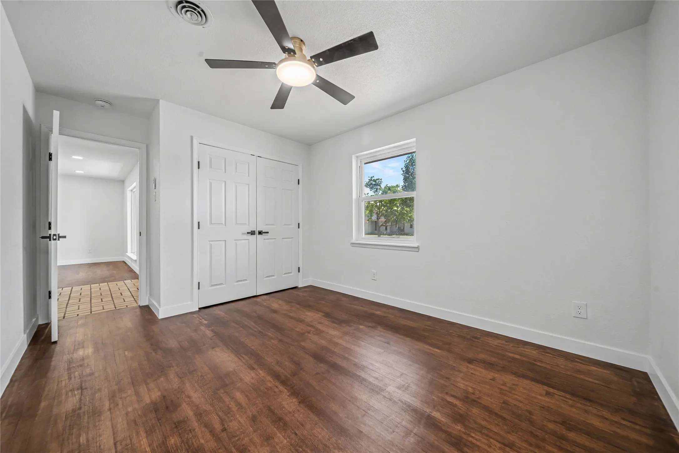 Single Family Residence For Sale in Dallas County , 2517 Livenshire Drive, Garland, Texas 75041, 3 Bedroom, 2 Bathroom, 2 Garage spaces, 1,425 Sqft, built in 1960, mls#21370305, Real Estate Agent in Garland, Homes For Sale in Dallas county, Homes For Sale in Garland, Realtor in Garland Texas, Real Estate Brokerage Independent Realty Texas, Luminita Cordes Realtor