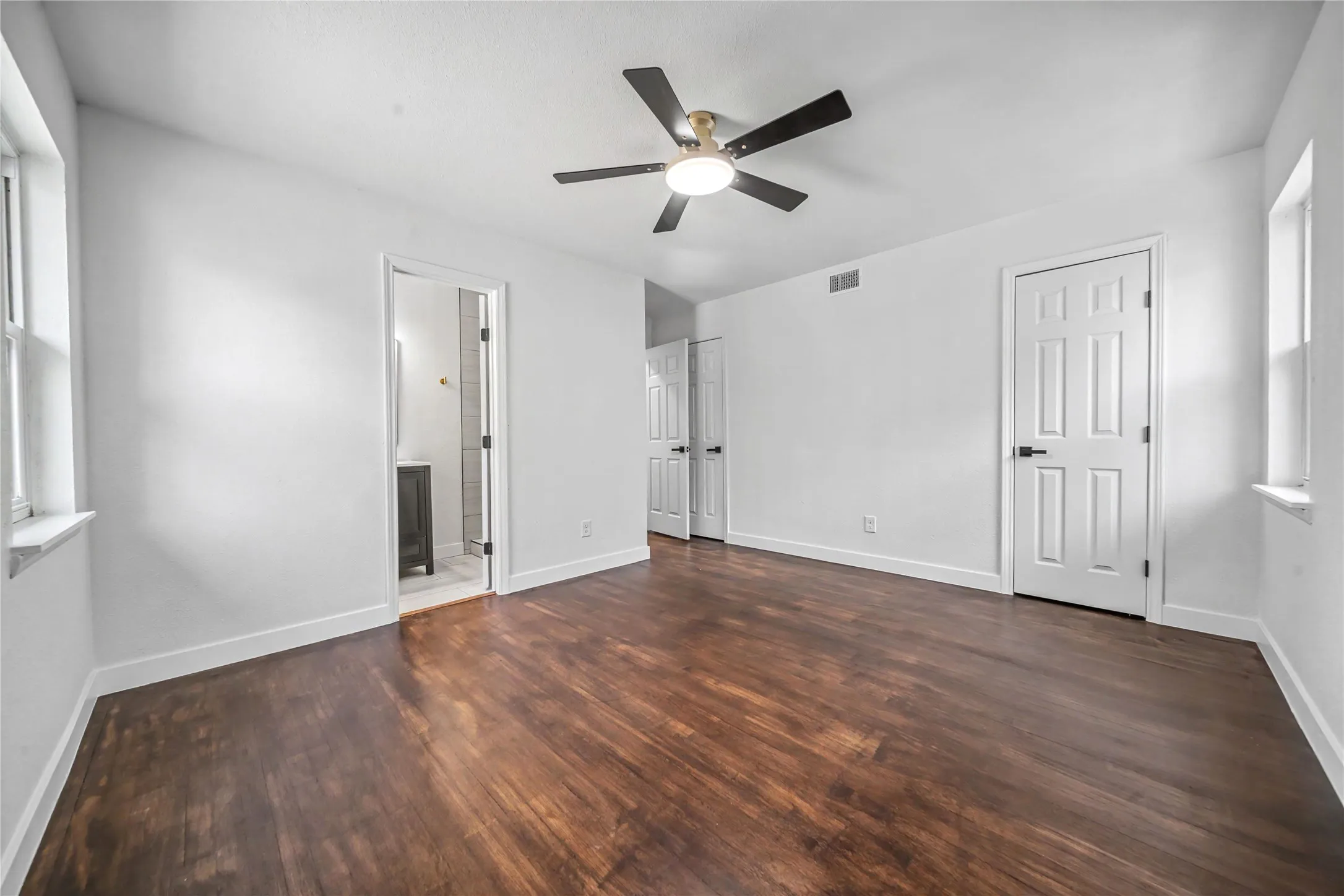 Single Family Residence For Sale in Dallas County , 2517 Livenshire Drive, Garland, Texas 75041, 3 Bedroom, 2 Bathroom, 2 Garage spaces, 1,425 Sqft, built in 1960, mls#21370305, Real Estate Agent in Garland, Homes For Sale in Dallas county, Homes For Sale in Garland, Realtor in Garland Texas, Real Estate Brokerage Independent Realty Texas, Luminita Cordes Realtor