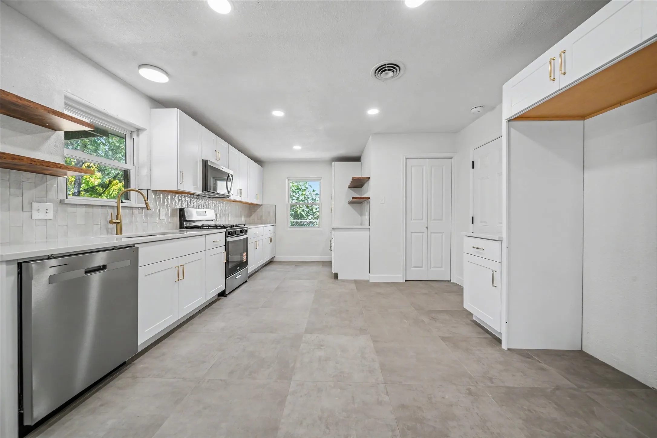 Single Family Residence For Sale in Dallas County , 2517 Livenshire Drive, Garland, Texas 75041, 3 Bedroom, 2 Bathroom, 2 Garage spaces, 1,425 Sqft, built in 1960, mls#21370305, Real Estate Agent in Garland, Homes For Sale in Dallas county, Homes For Sale in Garland, Realtor in Garland Texas, Real Estate Brokerage Independent Realty Texas, Luminita Cordes Realtor