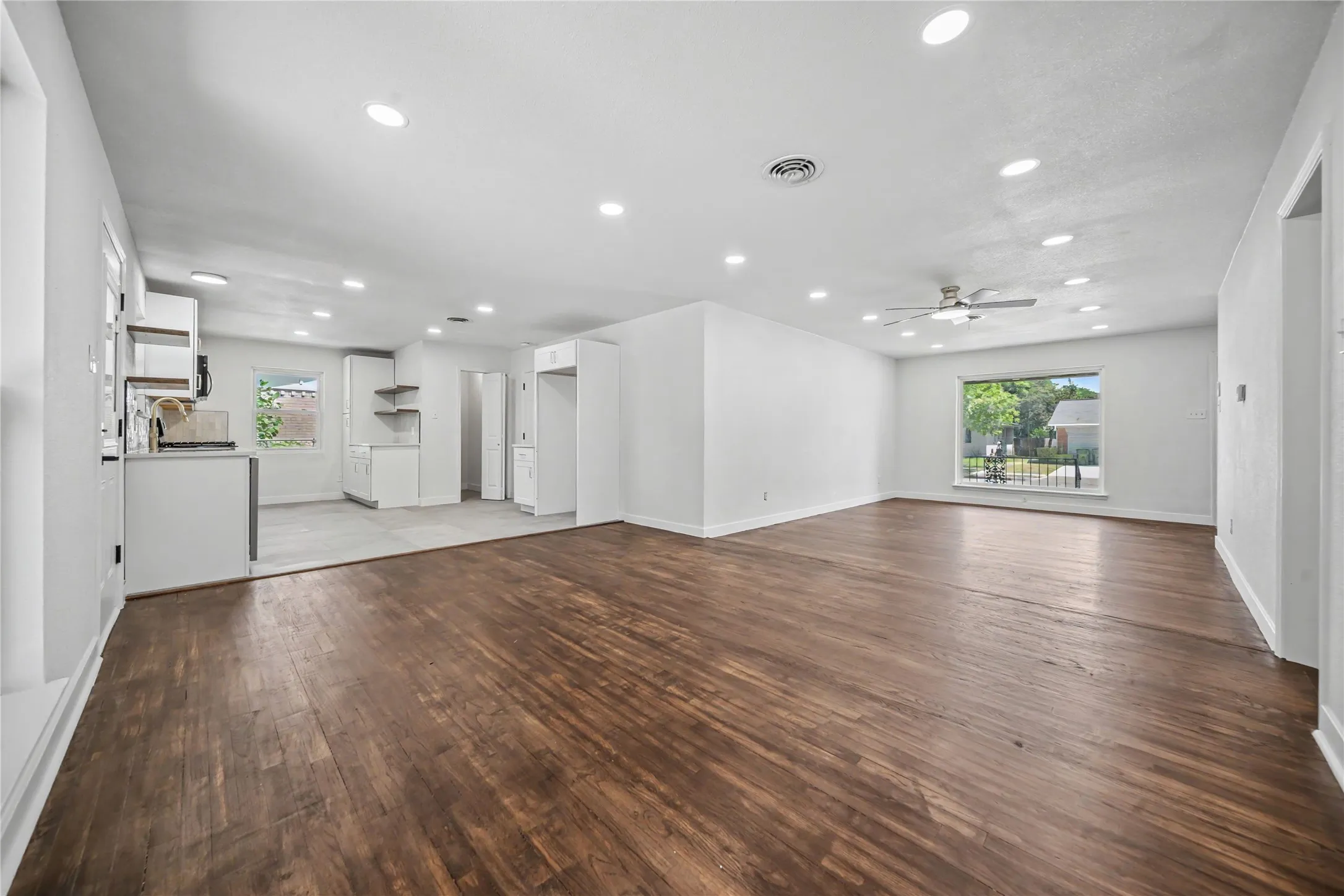 Single Family Residence For Sale in Dallas County , 2517 Livenshire Drive, Garland, Texas 75041, 3 Bedroom, 2 Bathroom, 2 Garage spaces, 1,425 Sqft, built in 1960, mls#21370305, Real Estate Agent in Garland, Homes For Sale in Dallas county, Homes For Sale in Garland, Realtor in Garland Texas, Real Estate Brokerage Independent Realty Texas, Luminita Cordes Realtor