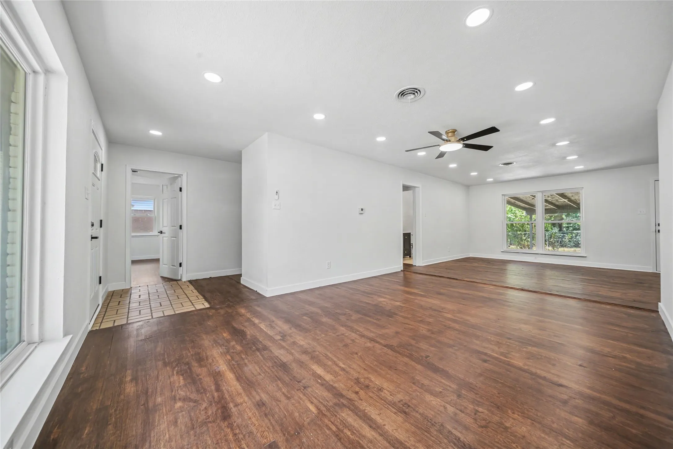 Single Family Residence For Sale in Dallas County , 2517 Livenshire Drive, Garland, Texas 75041, 3 Bedroom, 2 Bathroom, 2 Garage spaces, 1,425 Sqft, built in 1960, mls#21370305, Real Estate Agent in Garland, Homes For Sale in Dallas county, Homes For Sale in Garland, Realtor in Garland Texas, Real Estate Brokerage Independent Realty Texas, Luminita Cordes Realtor