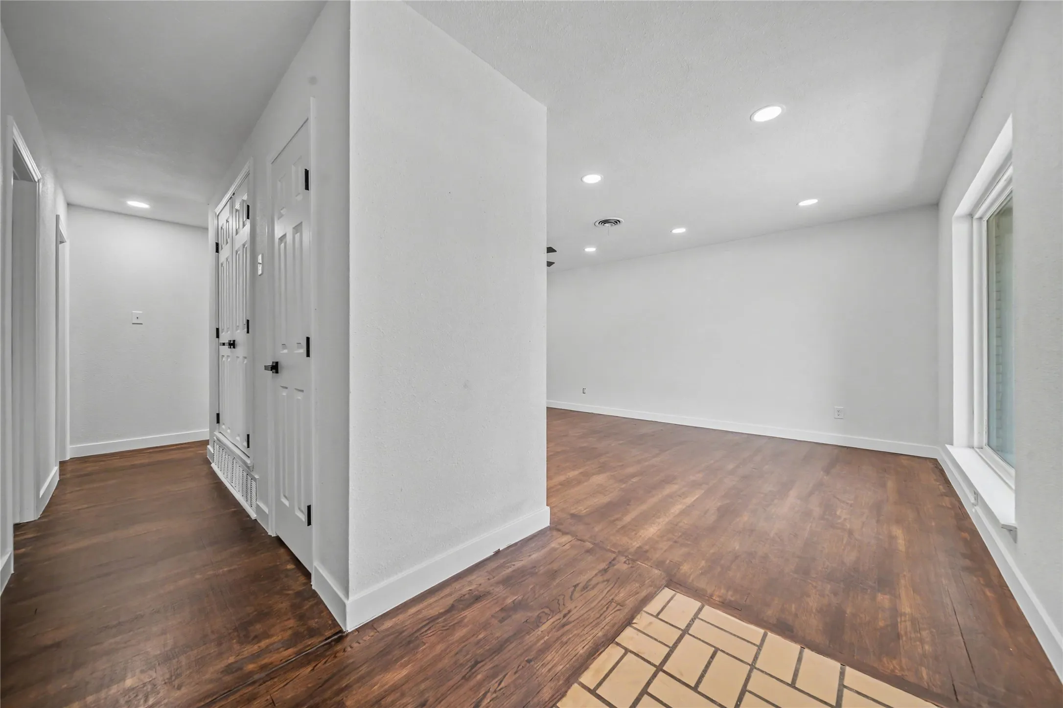 Single Family Residence For Sale in Dallas County , 2517 Livenshire Drive, Garland, Texas 75041, 3 Bedroom, 2 Bathroom, 2 Garage spaces, 1,425 Sqft, built in 1960, mls#21370305, Real Estate Agent in Garland, Homes For Sale in Dallas county, Homes For Sale in Garland, Realtor in Garland Texas, Real Estate Brokerage Independent Realty Texas, Luminita Cordes Realtor