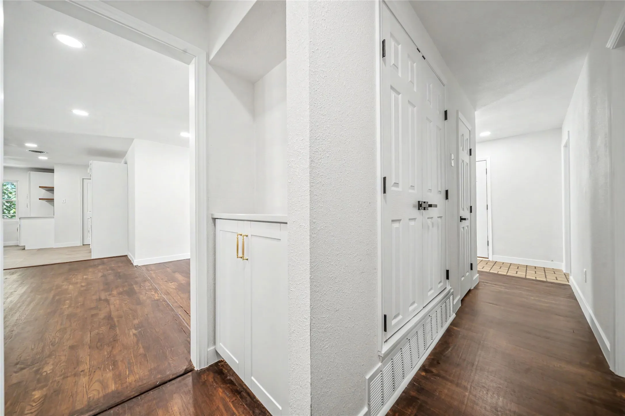 Single Family Residence For Sale in Dallas County , 2517 Livenshire Drive, Garland, Texas 75041, 3 Bedroom, 2 Bathroom, 2 Garage spaces, 1,425 Sqft, built in 1960, mls#21370305, Real Estate Agent in Garland, Homes For Sale in Dallas county, Homes For Sale in Garland, Realtor in Garland Texas, Real Estate Brokerage Independent Realty Texas, Luminita Cordes Realtor