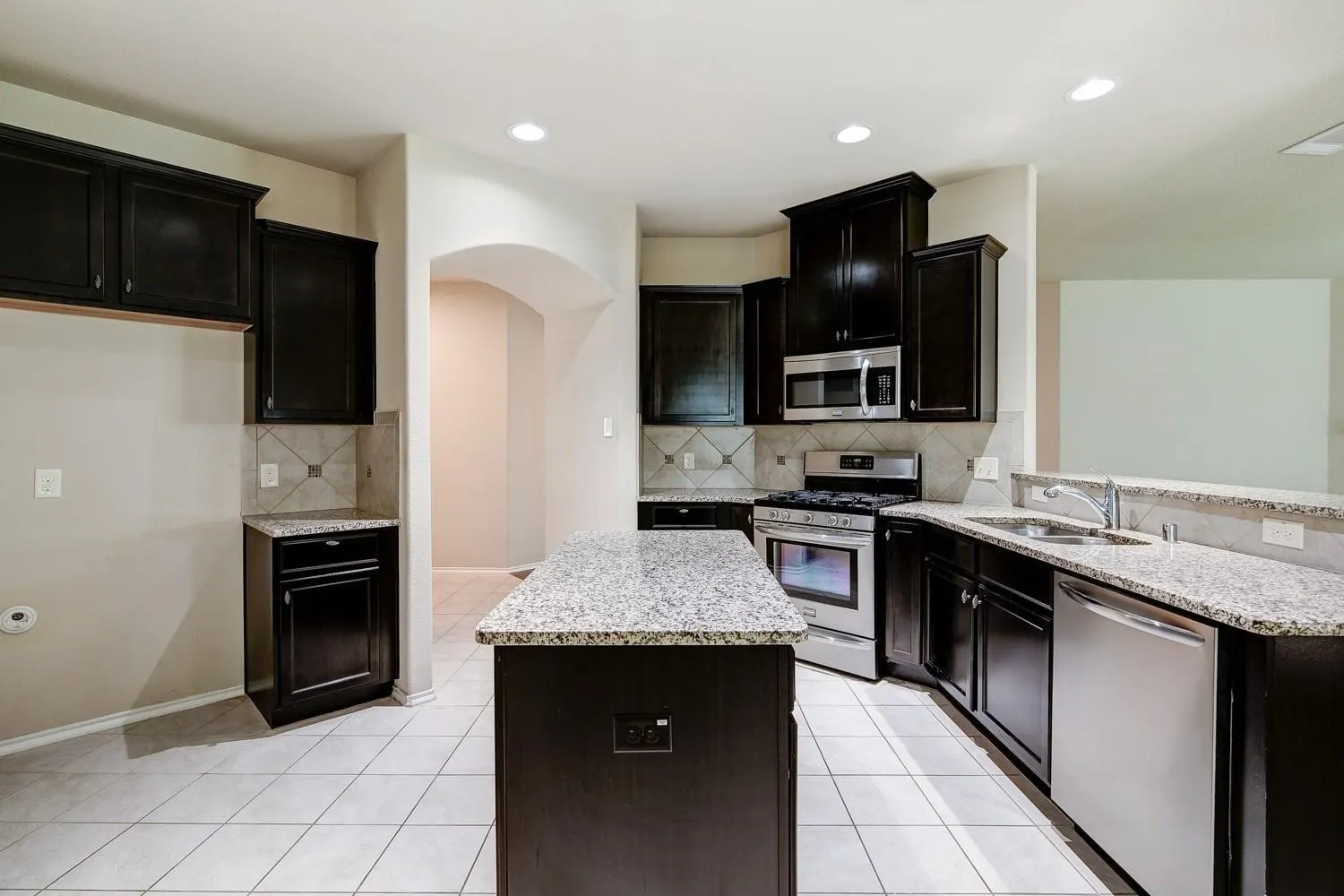 Single Family Residence For Rent in Collin County , 1311 Coleman Drive, Melissa, Texas 75454, 3 Bedroom, 2 Bathroom, 2 Garage spaces, 1,769 Sqft, built in 2015, mls#21371410, Real Estate Agent in Melissa, Homes For Rent in Collin county, Homes For Rent in Melissa, Realtor in Melissa Texas, Real Estate Brokerage Independent Realty Texas, Luminita Cordes Realtor