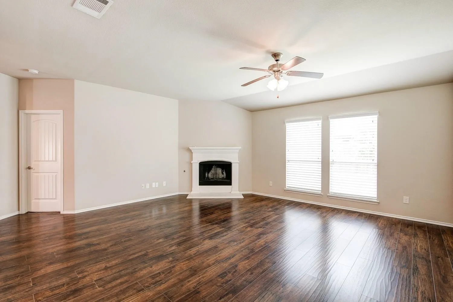Single Family Residence For Rent in Collin County , 1311 Coleman Drive, Melissa, Texas 75454, 3 Bedroom, 2 Bathroom, 2 Garage spaces, 1,769 Sqft, built in 2015, mls#21371410, Real Estate Agent in Melissa, Homes For Rent in Collin county, Homes For Rent in Melissa, Realtor in Melissa Texas, Real Estate Brokerage Independent Realty Texas, Luminita Cordes Realtor
