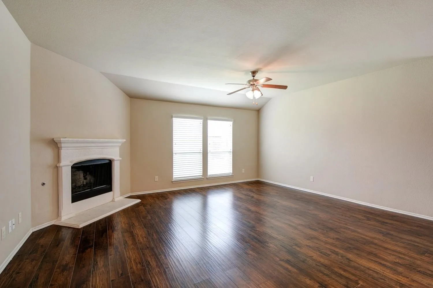 Single Family Residence For Rent in Collin County , 1311 Coleman Drive, Melissa, Texas 75454, 3 Bedroom, 2 Bathroom, 2 Garage spaces, 1,769 Sqft, built in 2015, mls#21371410, Real Estate Agent in Melissa, Homes For Rent in Collin county, Homes For Rent in Melissa, Realtor in Melissa Texas, Real Estate Brokerage Independent Realty Texas, Luminita Cordes Realtor