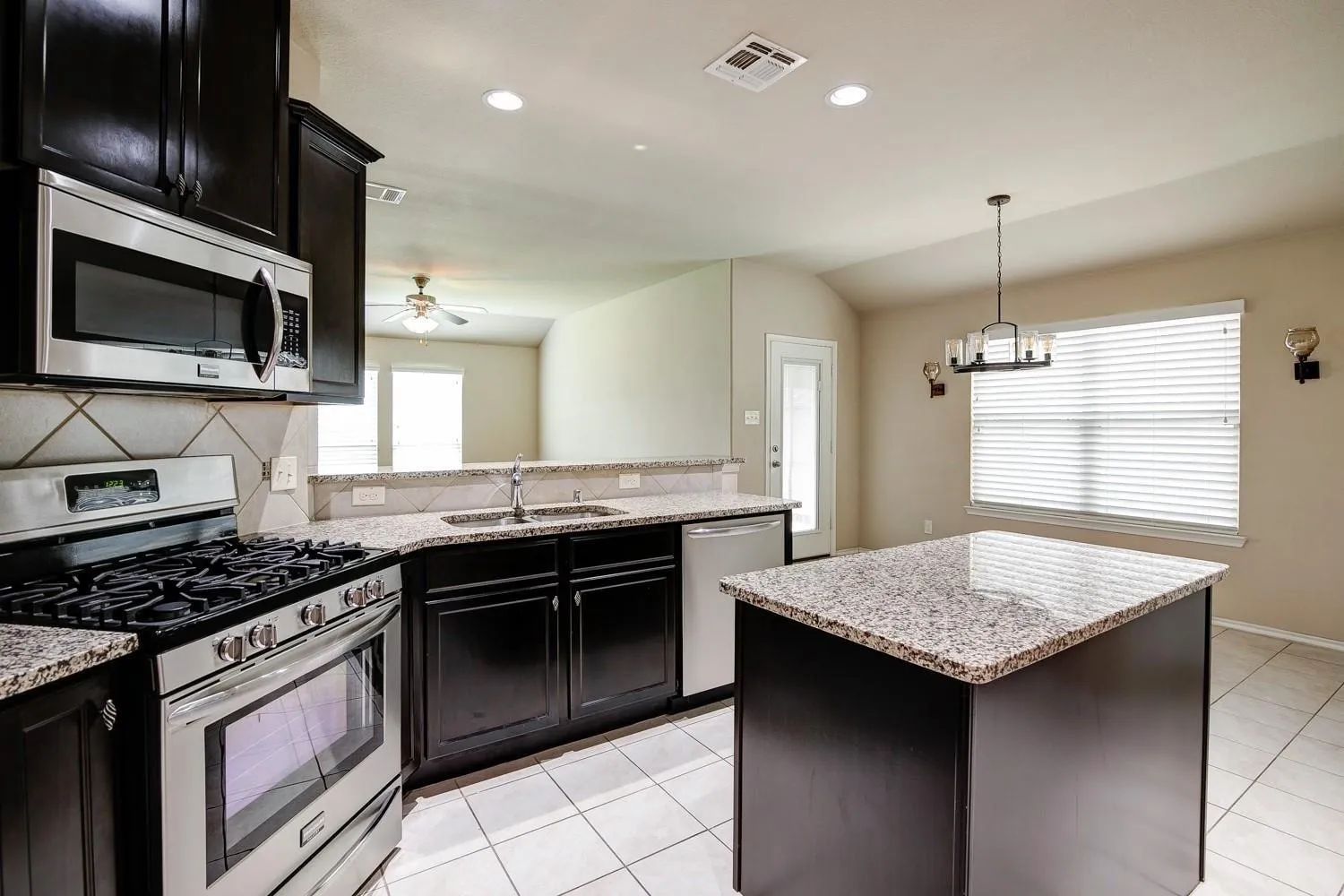 Single Family Residence For Rent in Collin County , 1311 Coleman Drive, Melissa, Texas 75454, 3 Bedroom, 2 Bathroom, 2 Garage spaces, 1,769 Sqft, built in 2015, mls#21371410, Real Estate Agent in Melissa, Homes For Rent in Collin county, Homes For Rent in Melissa, Realtor in Melissa Texas, Real Estate Brokerage Independent Realty Texas, Luminita Cordes Realtor
