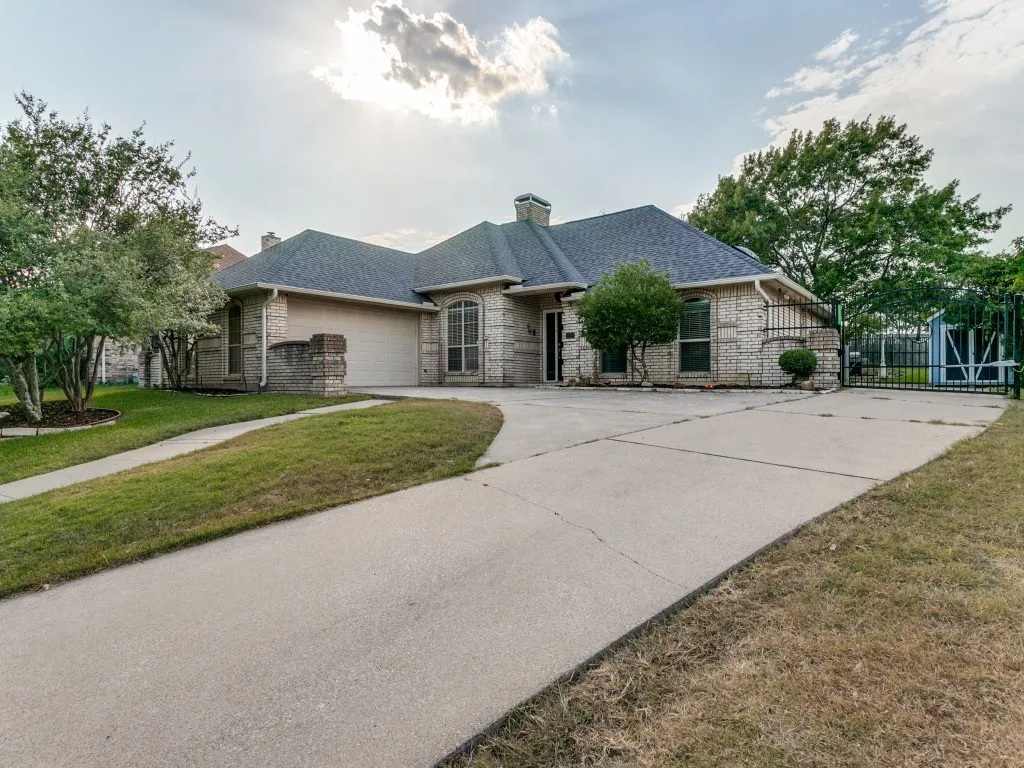 Single Family Residence For Rent in Tarrant County , 10228 Fieldcrest Drive, Benbrook, Texas 76126, 3 Bedroom, 2 Bathroom, 2 Garage spaces, 2,100 Sqft, built in 1987, mls#21368825, Real Estate Agent in Benbrook, Homes For Rent in Tarrant county, Homes For Rent in Benbrook, Realtor in Benbrook Texas, Real Estate Brokerage Independent Realty Texas, Luminita Cordes Realtor