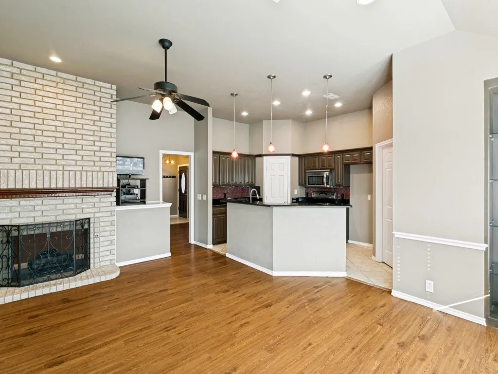 Single Family Residence For Rent in Tarrant County , 10228 Fieldcrest Drive, Benbrook, Texas 76126, 3 Bedroom, 2 Bathroom, 2 Garage spaces, 2,100 Sqft, built in 1987, mls#21368825, Real Estate Agent in Benbrook, Homes For Rent in Tarrant county, Homes For Rent in Benbrook, Realtor in Benbrook Texas, Real Estate Brokerage Independent Realty Texas, Luminita Cordes Realtor