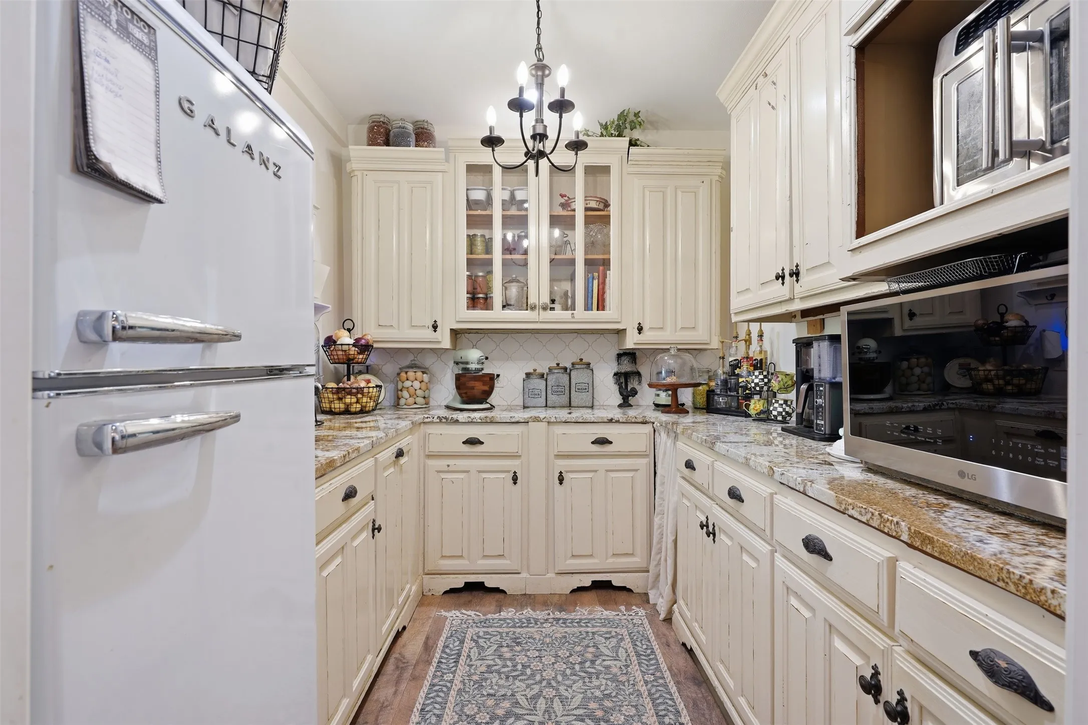 perfect butlers pantry located right off the kitchen