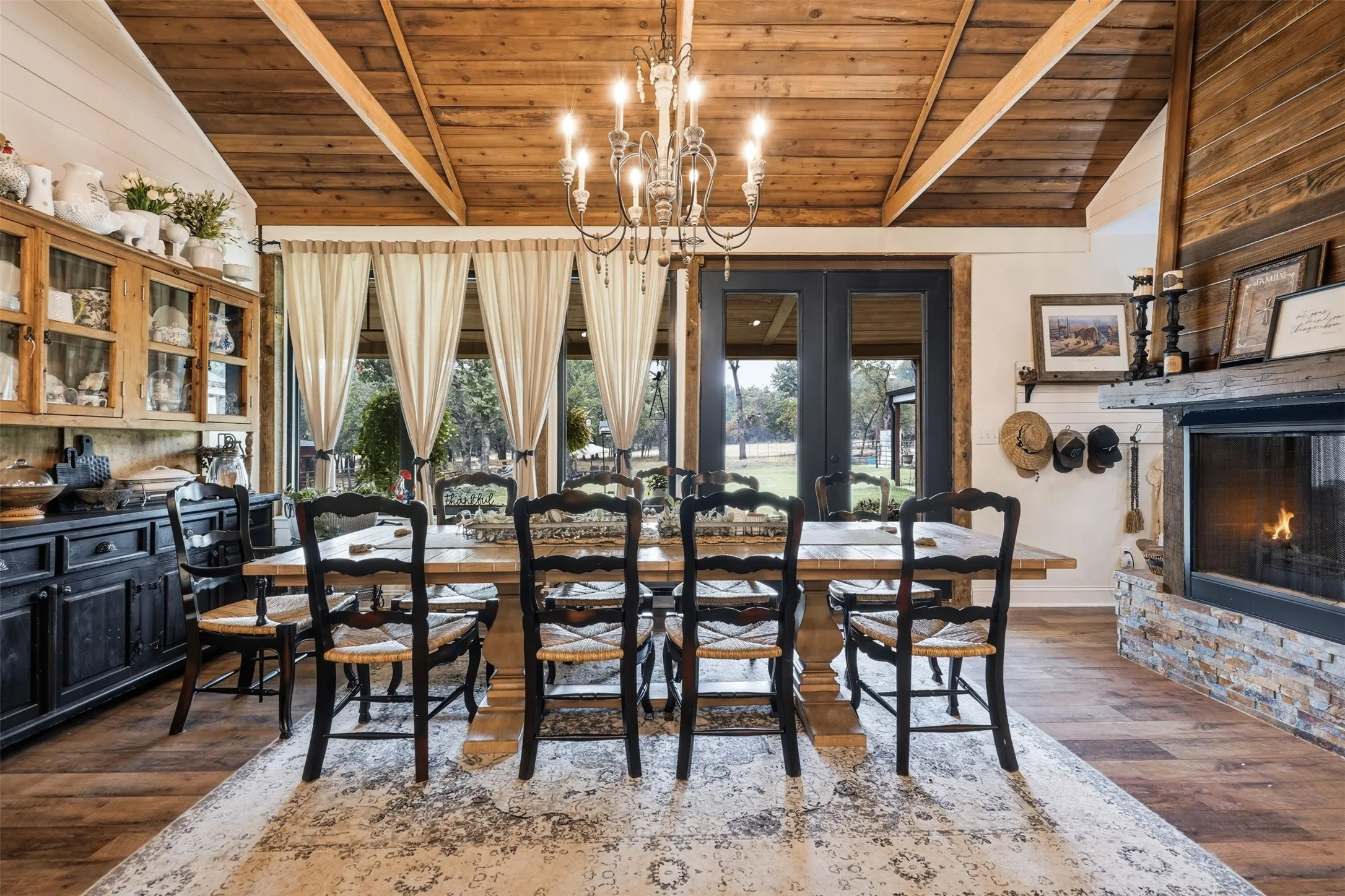 large dining area enough room to sit more than 12 people at one time