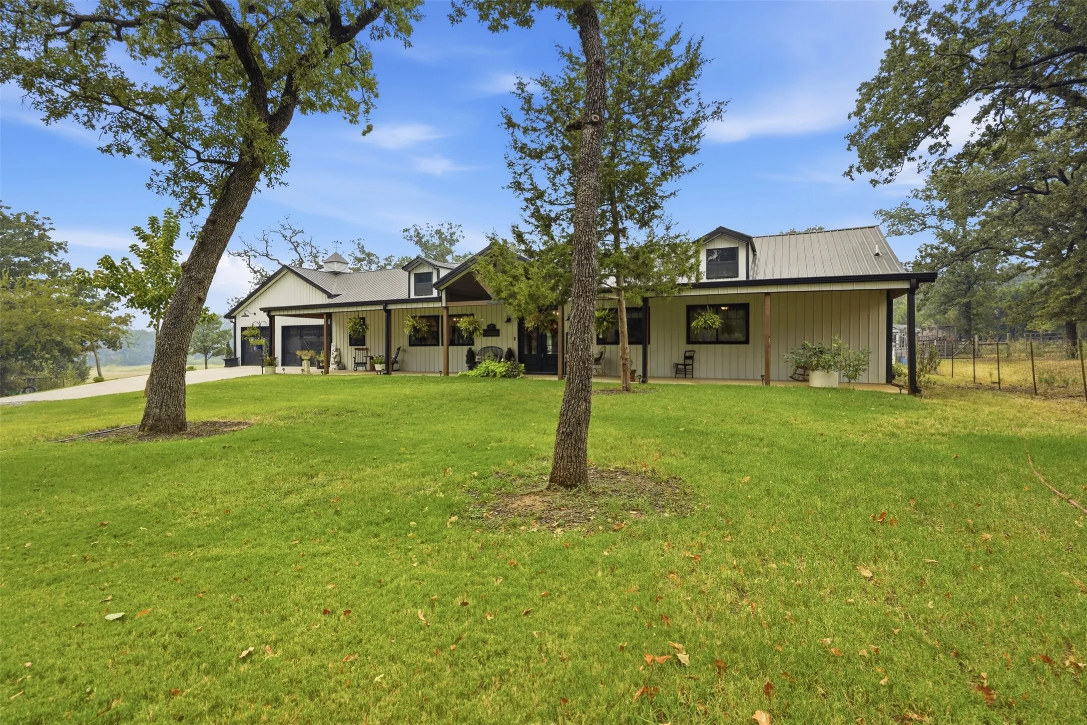 Single Family Residence For Sale in Johnson County , 4917 County Road 707, Alvarado, Texas 76009, 3 Bedroom, 3 Bathroom, 3 Garage spaces, 3,100 Sqft, built in 2022, mls#21371255, Real Estate Agent in Alvarado, Homes For Sale in Johnson county, Homes For Sale in Alvarado, Realtor in Alvarado Texas, Real Estate Brokerage Independent Realty Texas, Luminita Cordes Realtor