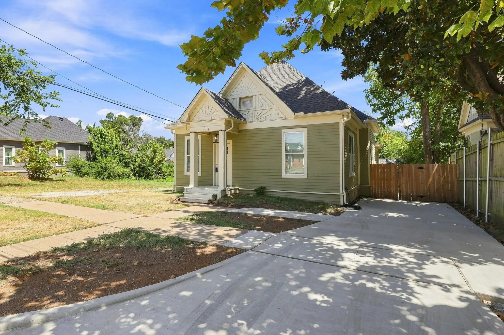 Single Family Residence For Sale in Grayson County , 308 N 5th Avenue, Denison, Texas 75021, 3 Bedroom, 2 Bathroom, 1 Garage spaces, 1,408 Sqft, built in 1920, mls#21367850, Real Estate Agent in Denison, Homes For Sale in Grayson county, Homes For Sale in Denison, Realtor in Denison Texas, Real Estate Brokerage Independent Realty Texas, Luminita Cordes Realtor