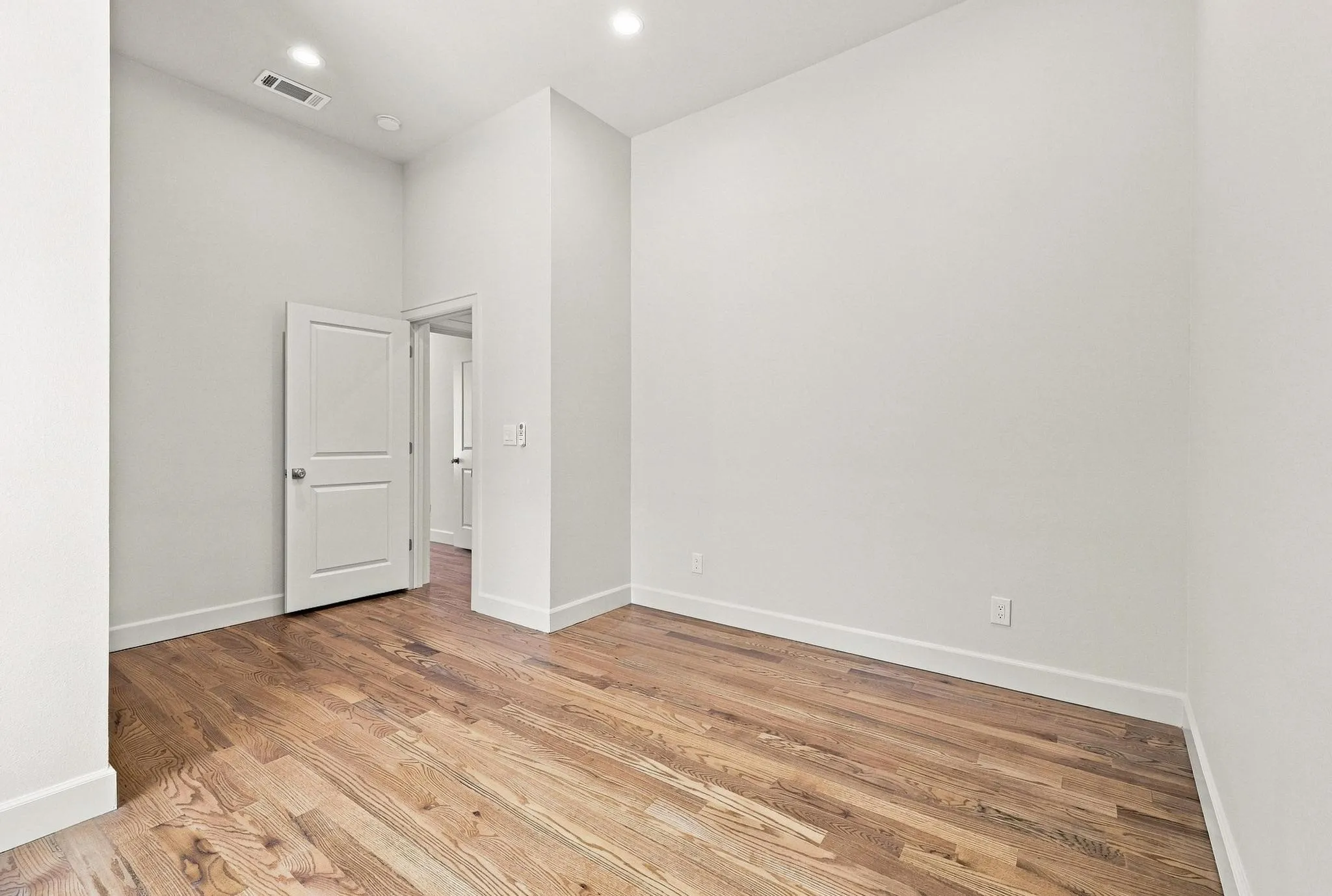 Single Family Residence For Sale in Grayson County , 308 N 5th Avenue, Denison, Texas 75021, 3 Bedroom, 2 Bathroom, 1 Garage spaces, 1,408 Sqft, built in 1920, mls#21367850, Real Estate Agent in Denison, Homes For Sale in Grayson county, Homes For Sale in Denison, Realtor in Denison Texas, Real Estate Brokerage Independent Realty Texas, Luminita Cordes Realtor