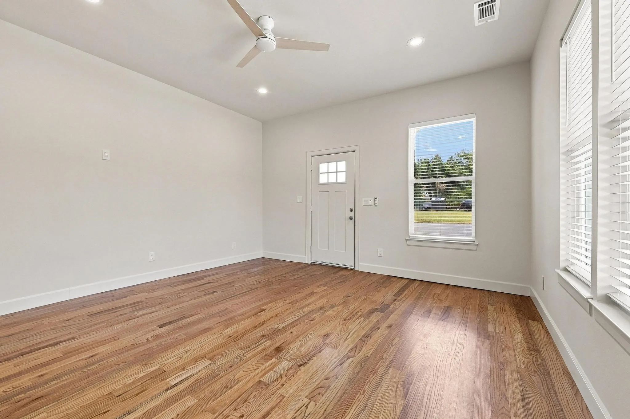 Single Family Residence For Sale in Grayson County , 308 N 5th Avenue, Denison, Texas 75021, 3 Bedroom, 2 Bathroom, 1 Garage spaces, 1,408 Sqft, built in 1920, mls#21367850, Real Estate Agent in Denison, Homes For Sale in Grayson county, Homes For Sale in Denison, Realtor in Denison Texas, Real Estate Brokerage Independent Realty Texas, Luminita Cordes Realtor