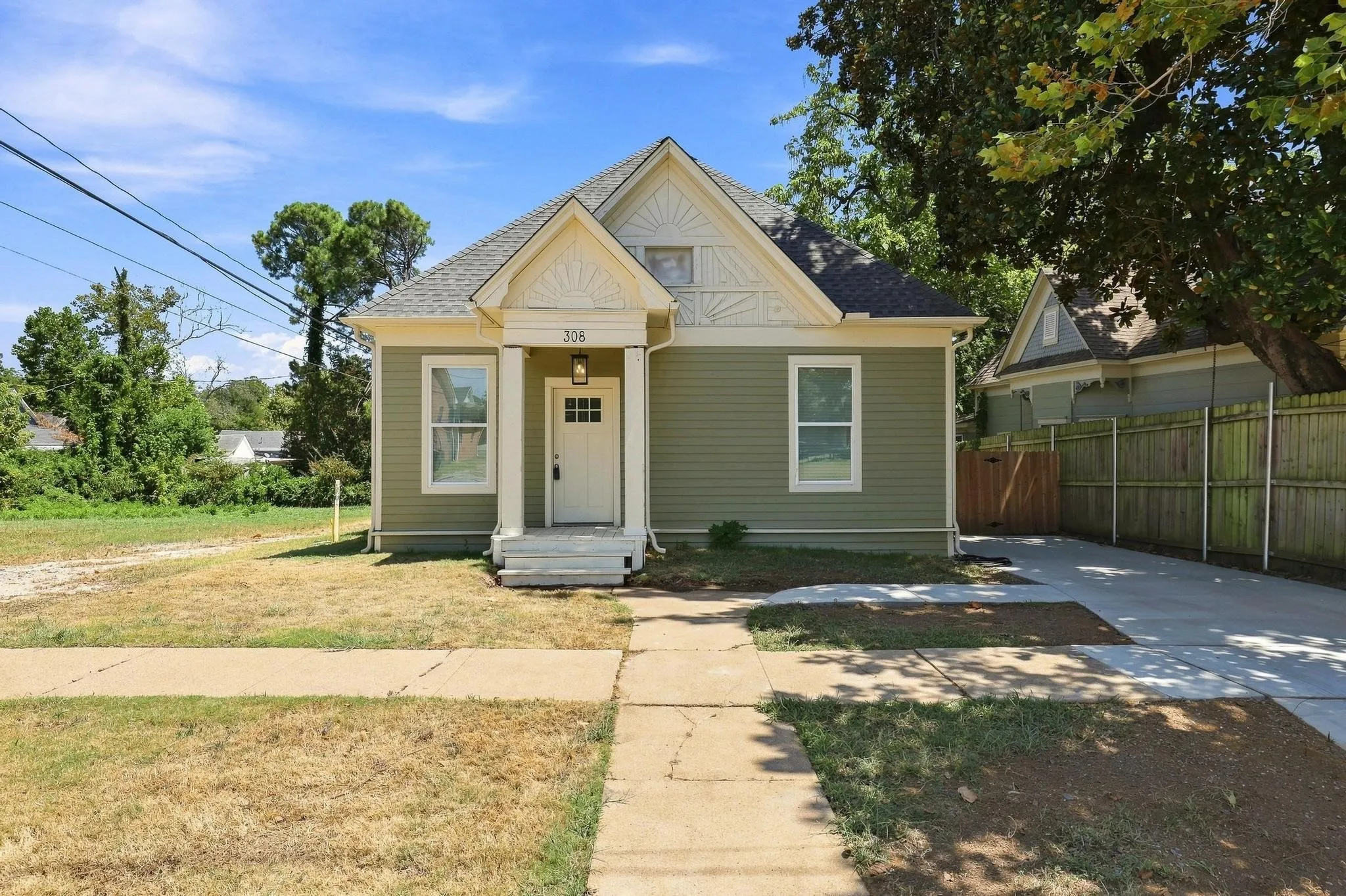 Single Family Residence For Sale in Grayson County , 308 N 5th Avenue, Denison, Texas 75021, 3 Bedroom, 2 Bathroom, 1 Garage spaces, 1,408 Sqft, built in 1920, mls#21367850, Real Estate Agent in Denison, Homes For Sale in Grayson county, Homes For Sale in Denison, Realtor in Denison Texas, Real Estate Brokerage Independent Realty Texas, Luminita Cordes Realtor