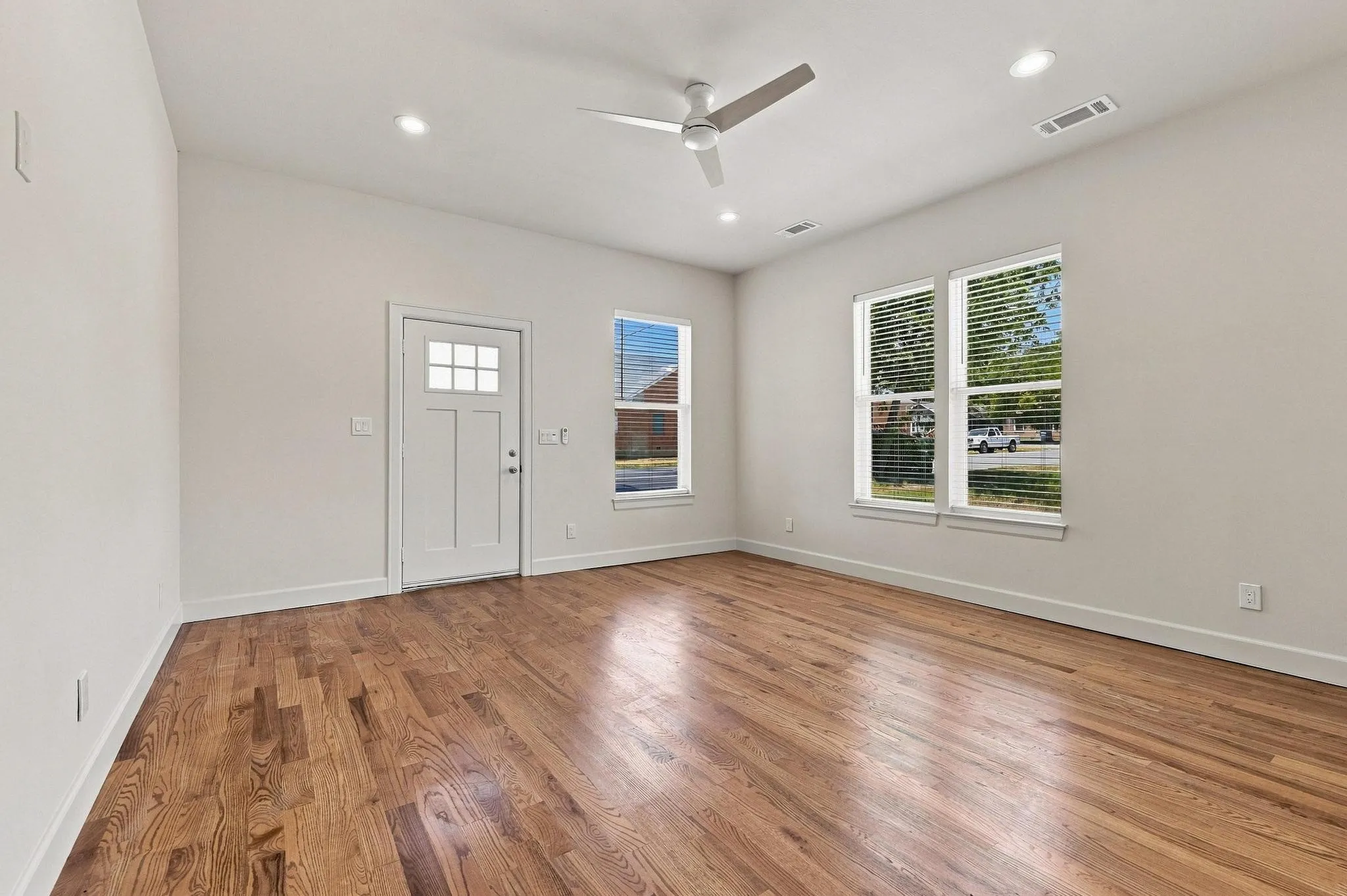 Single Family Residence For Sale in Grayson County , 308 N 5th Avenue, Denison, Texas 75021, 3 Bedroom, 2 Bathroom, 1 Garage spaces, 1,408 Sqft, built in 1920, mls#21367850, Real Estate Agent in Denison, Homes For Sale in Grayson county, Homes For Sale in Denison, Realtor in Denison Texas, Real Estate Brokerage Independent Realty Texas, Luminita Cordes Realtor