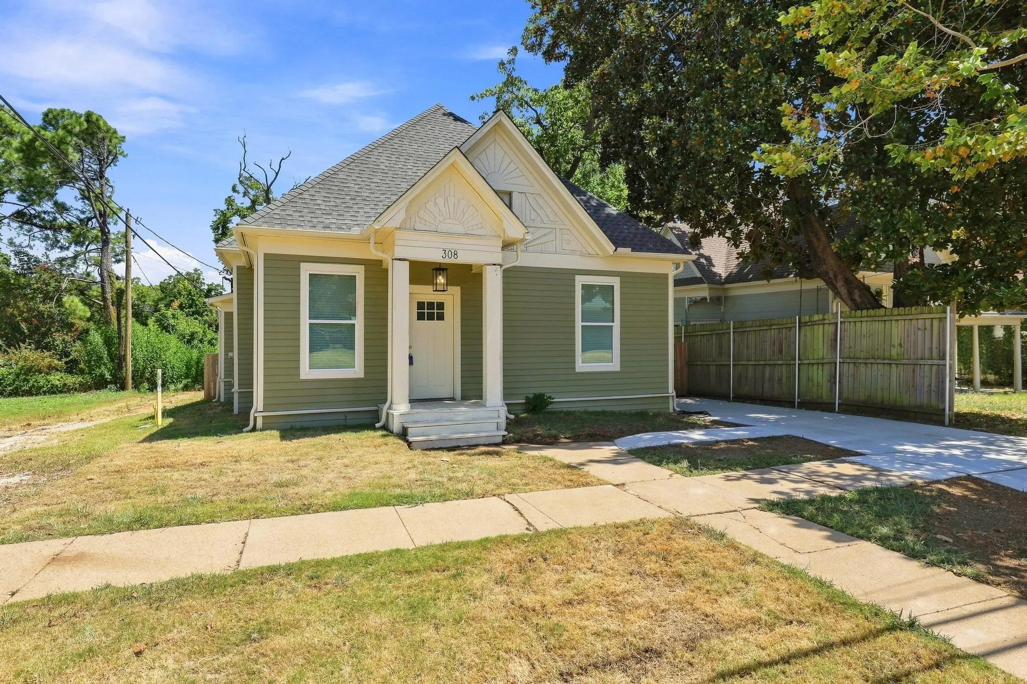 Single Family Residence For Sale in Grayson County , 308 N 5th Avenue, Denison, Texas 75021, 3 Bedroom, 2 Bathroom, 1 Garage spaces, 1,408 Sqft, built in 1920, mls#21367850, Real Estate Agent in Denison, Homes For Sale in Grayson county, Homes For Sale in Denison, Realtor in Denison Texas, Real Estate Brokerage Independent Realty Texas, Luminita Cordes Realtor