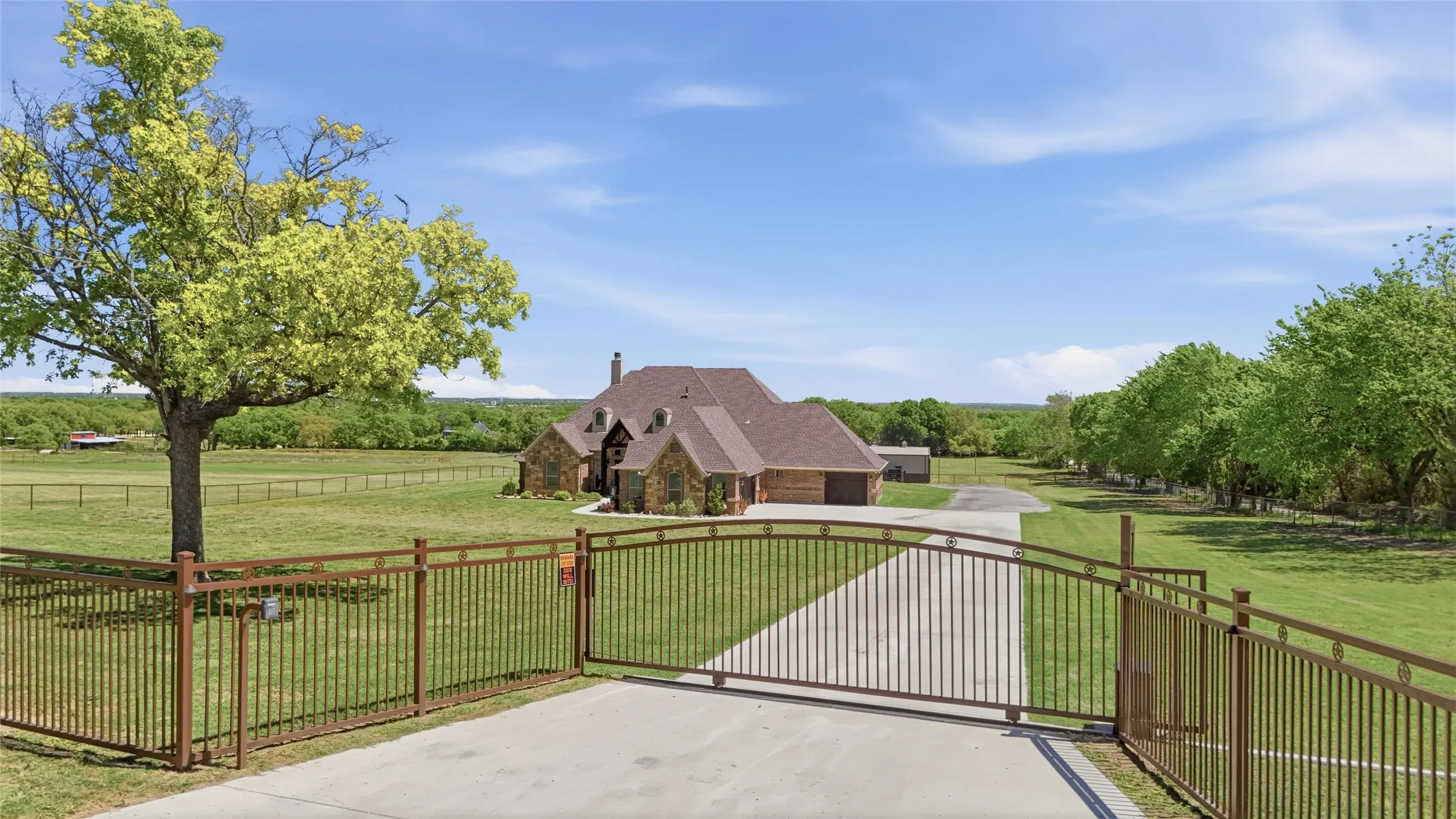Single Family Residence For Sale in Parker County , 10106 Prather Road, Springtown, Texas 76082, 4 Bedroom, 5 Bathroom, 3 Garage spaces, 3,348 Sqft, built in 2018, mls#21369961, Real Estate Agent in Springtown, Homes For Sale in Parker county, Homes For Sale in Springtown, Realtor in Springtown Texas, Real Estate Brokerage Independent Realty Texas, Luminita Cordes Realtor